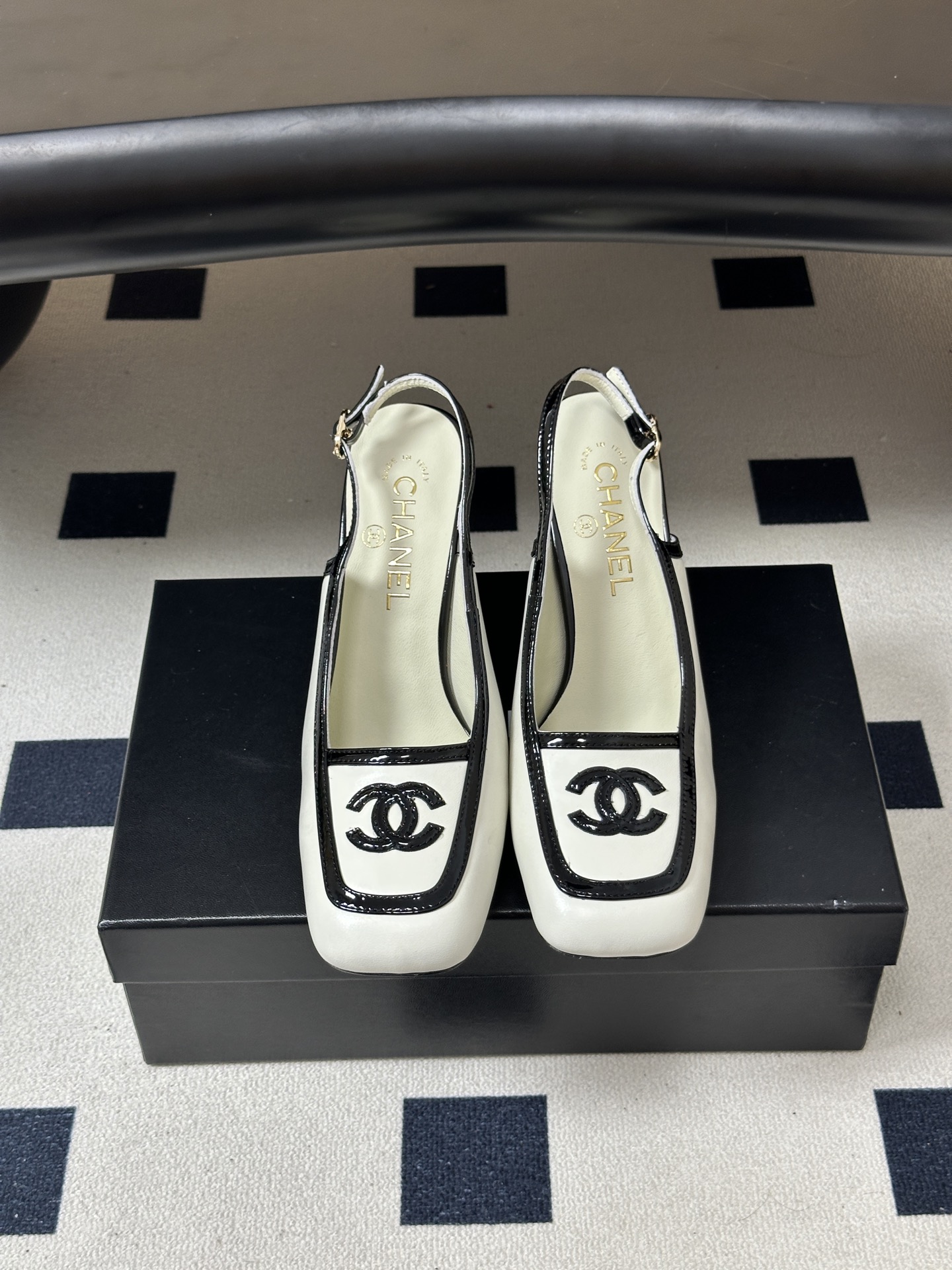 Chanel 香奈儿2026春夏新款 小香 26B走秀款经典双C电绣小平跟凉鞋方平头拼色平底/高跟后空凉鞋 自带清冷复古