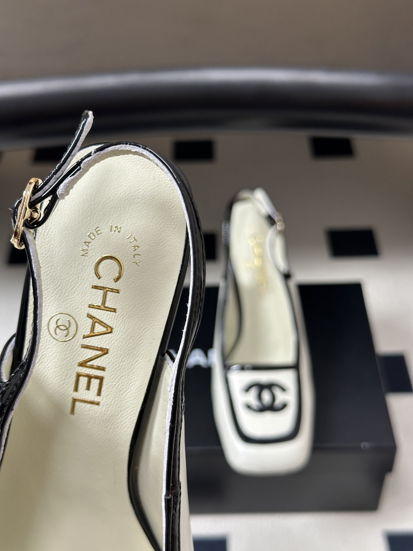 Chanel 香奈儿2026春夏新款 小香 26B走秀款经典双C电绣小平跟凉鞋方平头拼色平底/高跟后空凉鞋 自带清冷复古