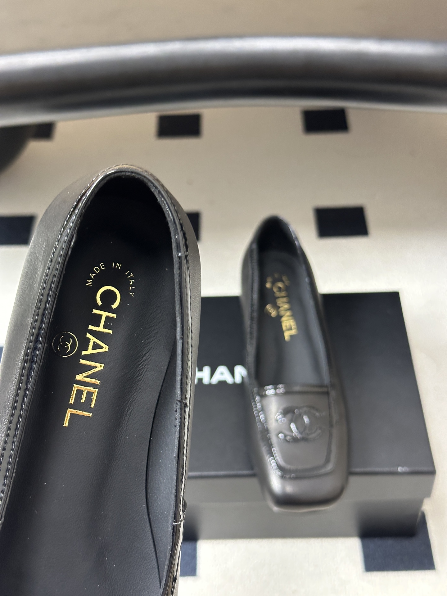 Chanel 香奈儿2026春夏新款 小香 26B走秀款经典双C电绣细高跟鞋方平头拼色平底/高跟单鞋 自带清冷复古名媛氛 Chanel 香奈儿2026春夏新款 小香 26B走秀款经典双C电绣细高跟鞋方平头拼色平底/高跟单鞋 自带清冷复古名媛氛