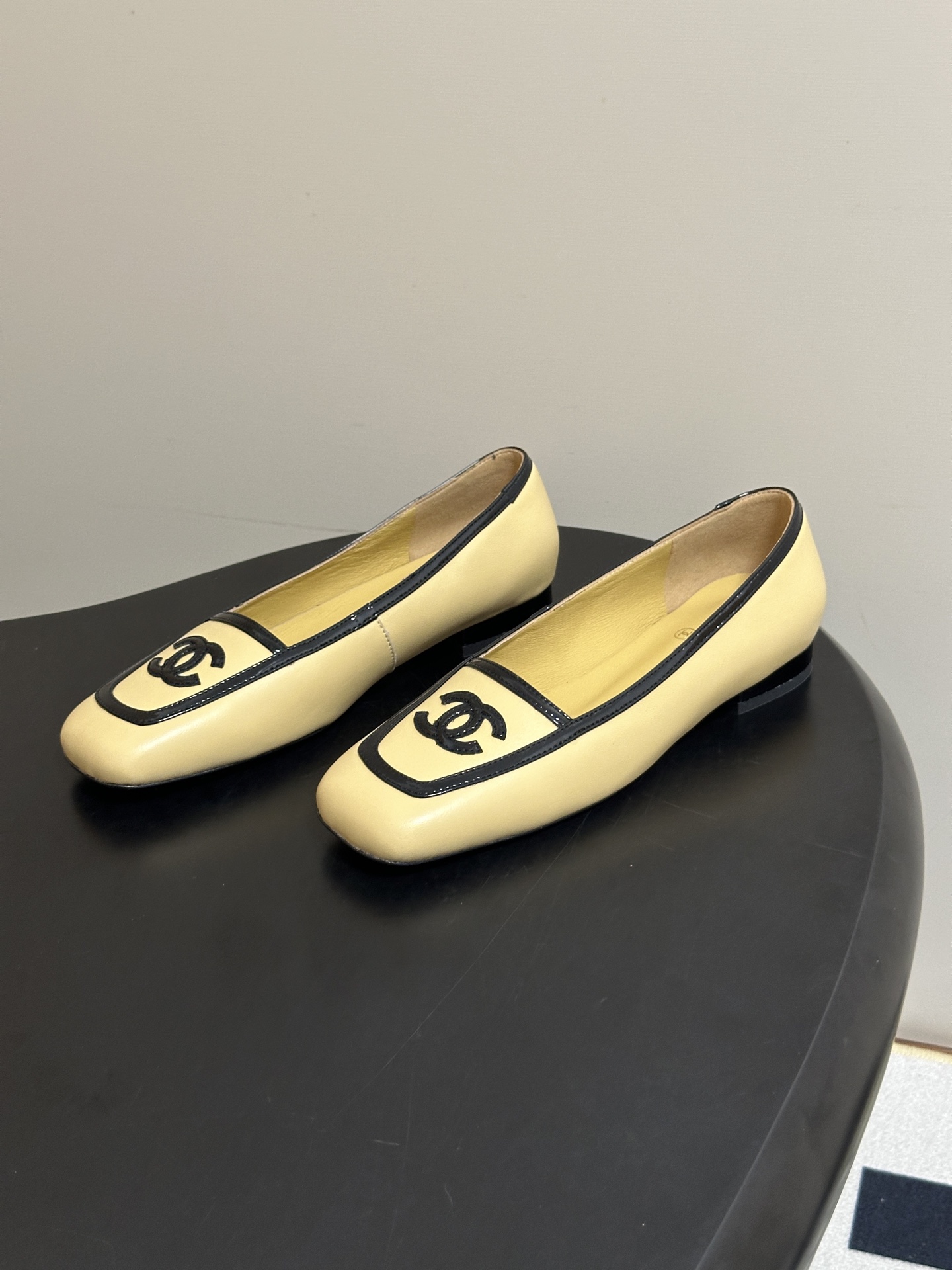 Chanel 香奈儿2026春夏新款 小香 26B走秀款经典双C电绣细高跟鞋方平头拼色平底/高跟单鞋 自带清冷复古名媛氛