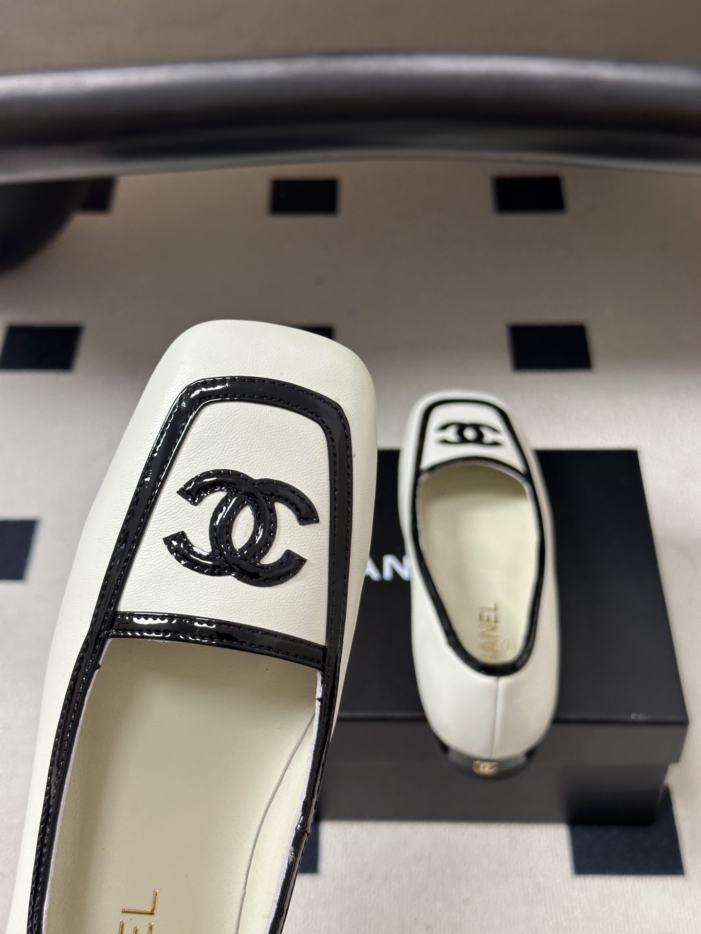 Chanel 香奈儿2026春夏新款 小香 26B走秀款经典双C电绣细高跟鞋方平头拼色平底/高跟单鞋 自带清冷复古名媛氛
