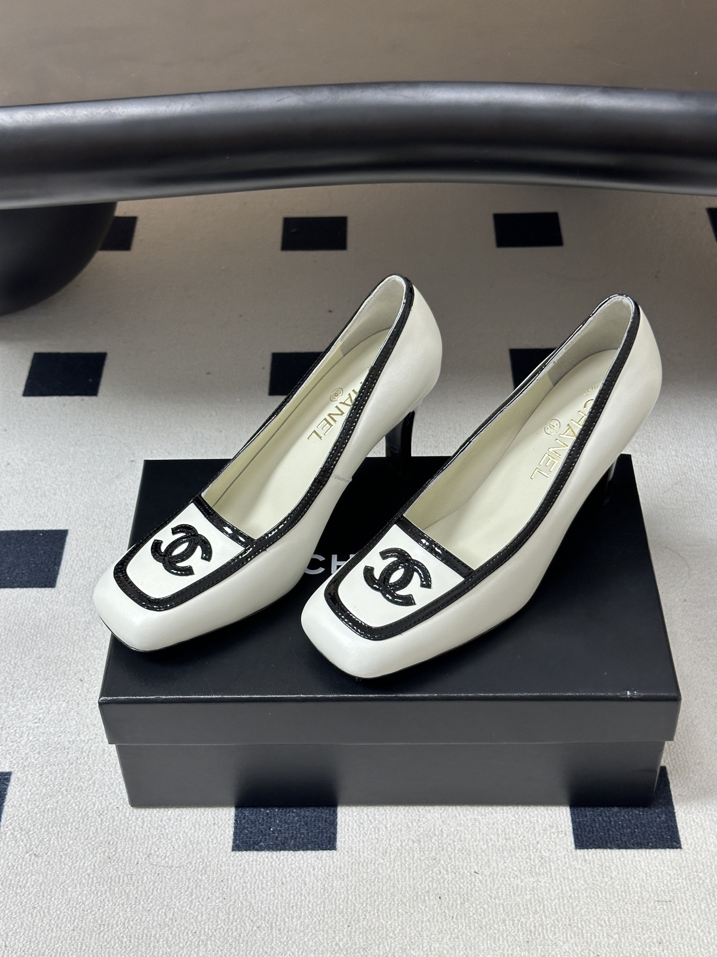 Chanel 香奈儿2026春夏新款 小香 26B走秀款经典双C电绣细高跟鞋方平头拼色平底/高跟单鞋 自带清冷复古名媛氛