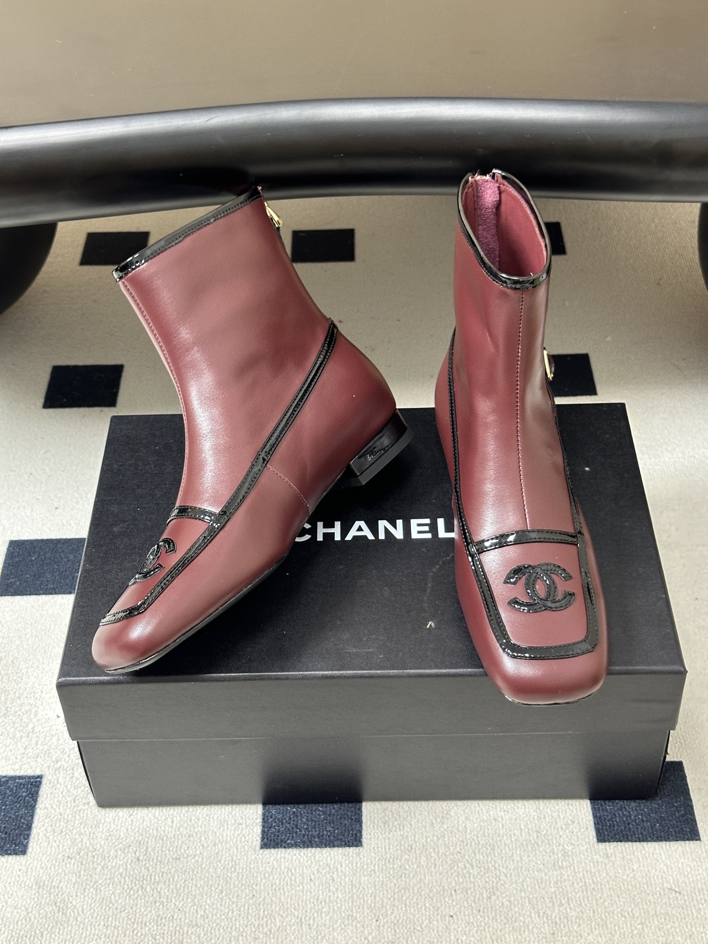 Chanel 香奈儿2026春夏新款 小香 26B走秀款经典双C电绣细高跟短靴方平头拼色后拉链平底/高跟及踝靴短靴 自带