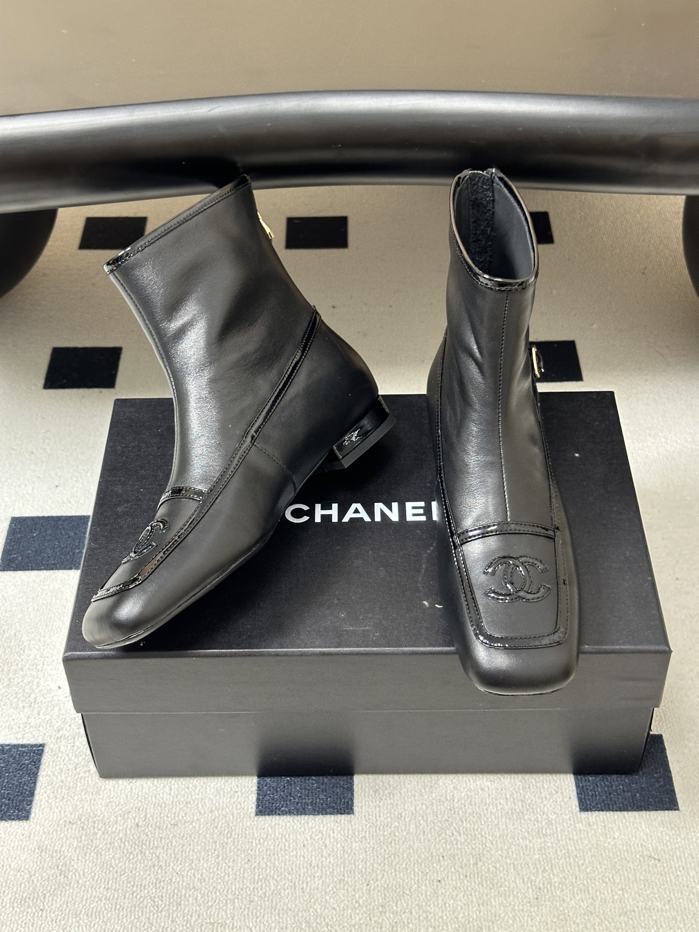 Chanel 香奈儿2026春夏新款 小香 26B走秀款经典双C电绣细高跟短靴方平头拼色后拉链平底/高跟及踝靴短靴 自带
