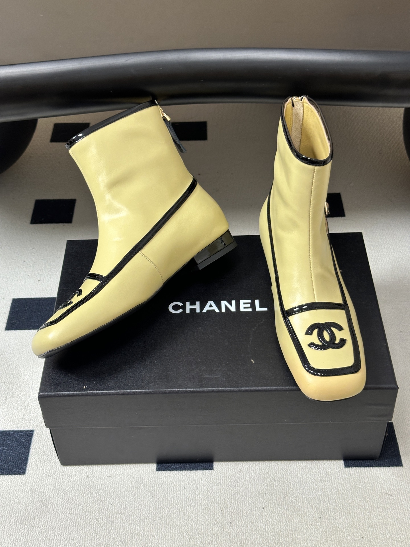 Chanel 香奈儿2026春夏新款 小香 26B走秀款经典双C电绣细高跟短靴方平头拼色后拉链平底/高跟及踝靴短靴 自带