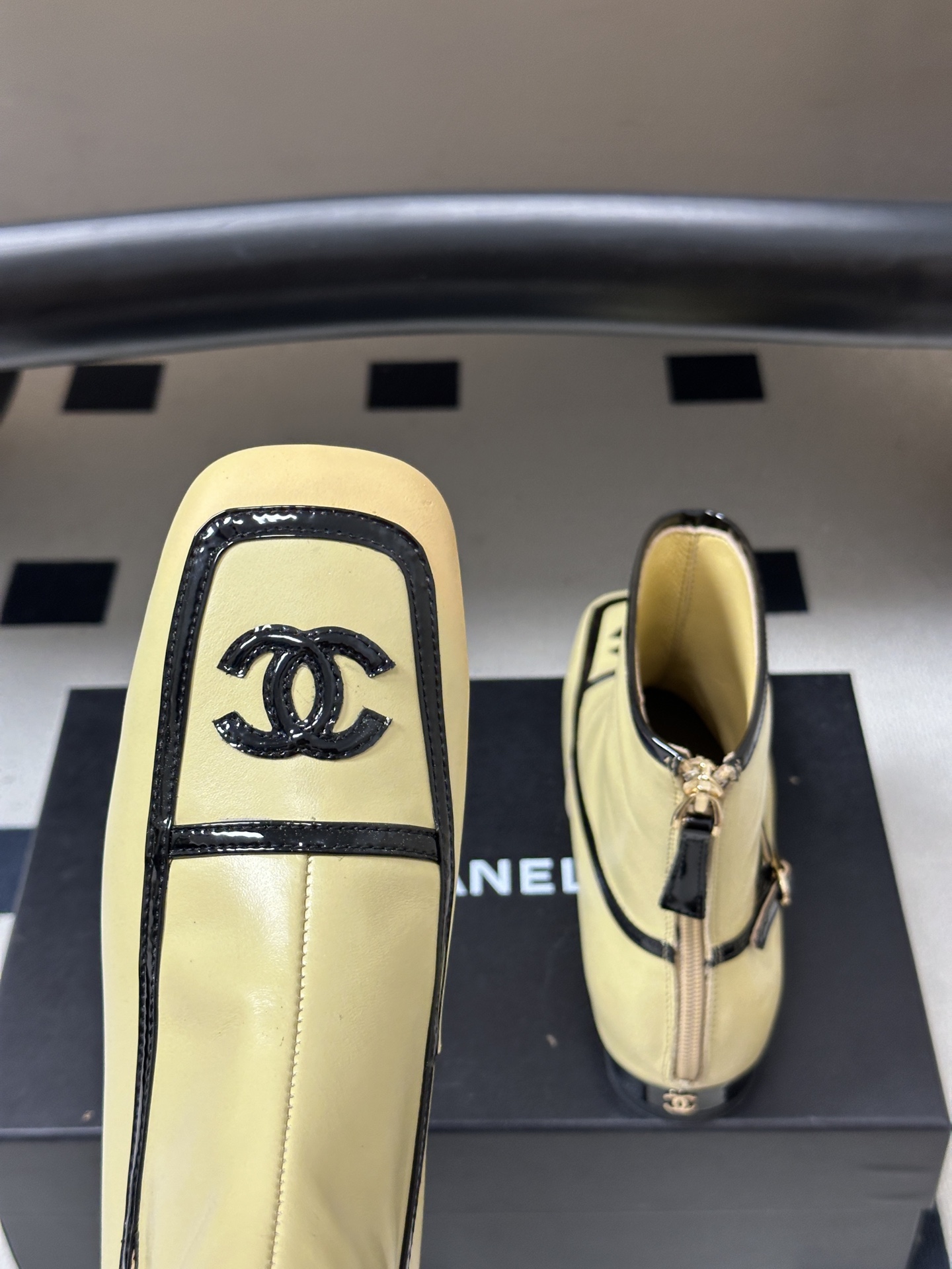 Chanel 香奈儿2026春夏新款 小香 26B走秀款经典双C电绣细高跟短靴方平头拼色后拉链平底/高跟及踝靴短靴 自带