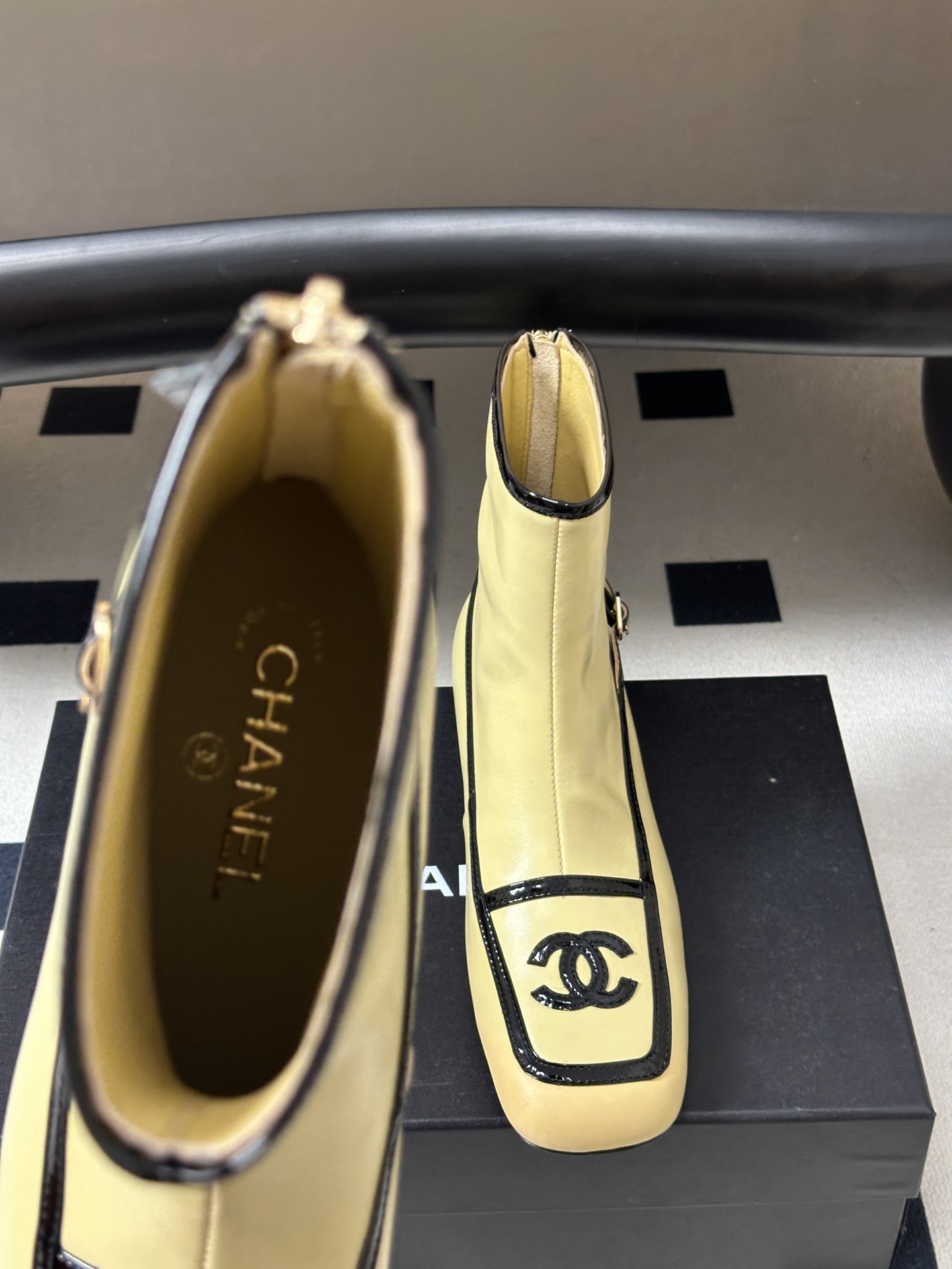 Chanel 香奈儿2026春夏新款 小香 26B走秀款经典双C电绣细高跟短靴方平头拼色后拉链平底/高跟及踝靴短靴 自带