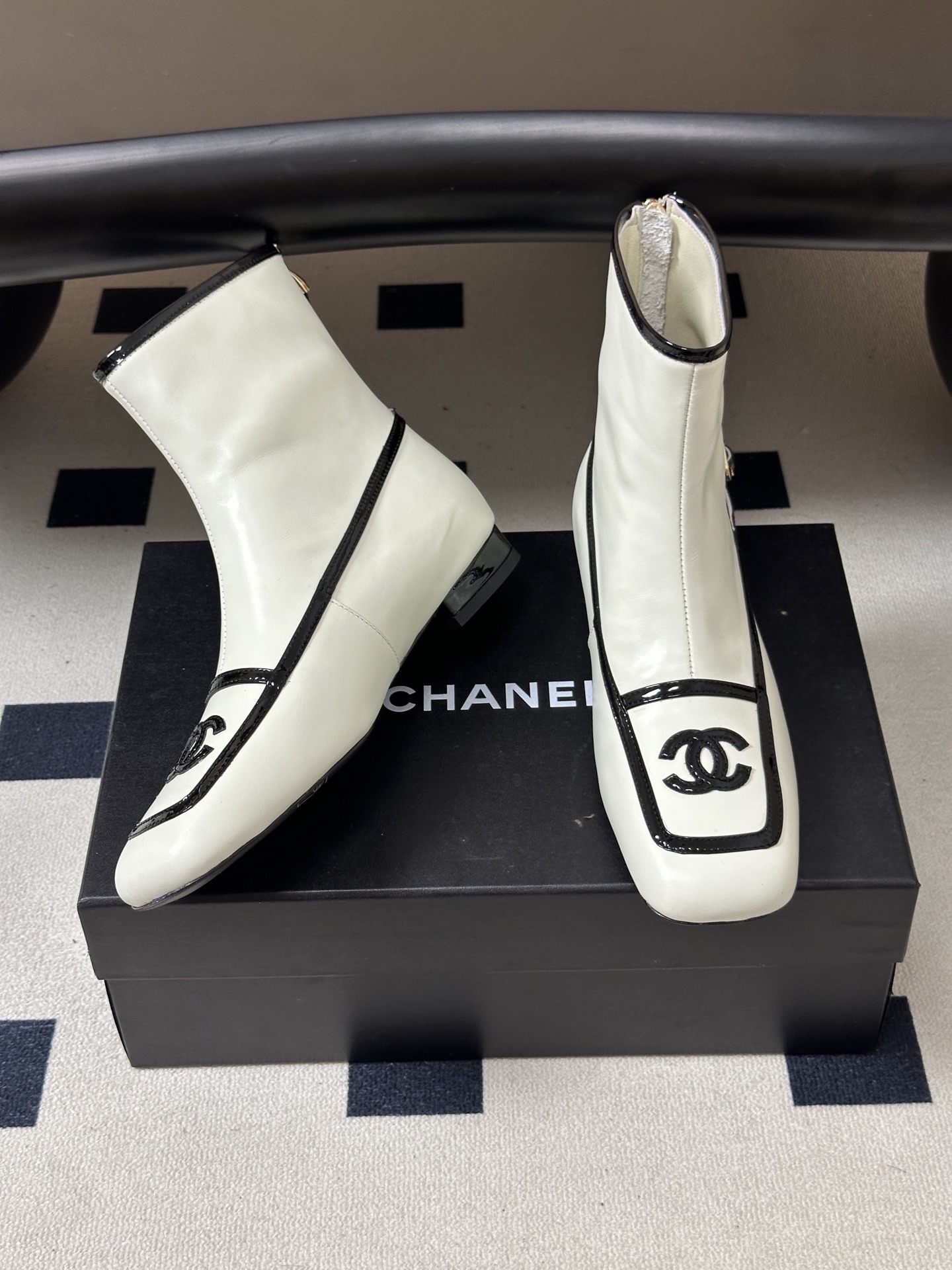 Chanel 香奈儿2026春夏新款 小香 26B走秀款经典双C电绣细高跟短靴方平头拼色后拉链平底/高跟及踝靴短靴 自带