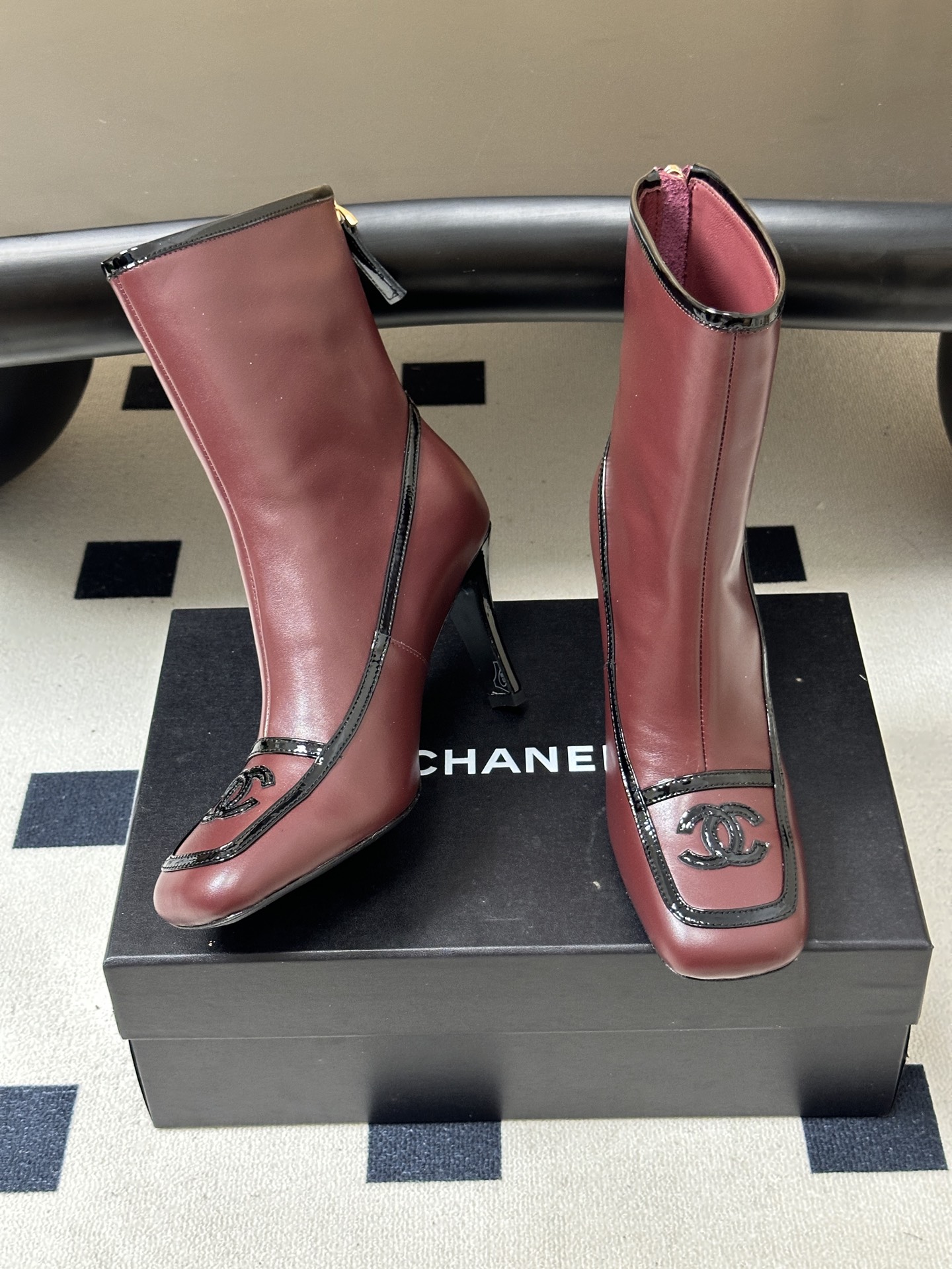 Chanel 香奈儿2026春夏新款 小香 26B走秀款经典双C电绣细高跟短靴方平头拼色后拉链平底/高跟及踝靴短靴 自带 Chanel 香奈儿2026春夏新款 小香 26B走秀款经典双C电绣细高跟短靴方平头拼色后拉链平底/高跟及踝靴短靴 自带