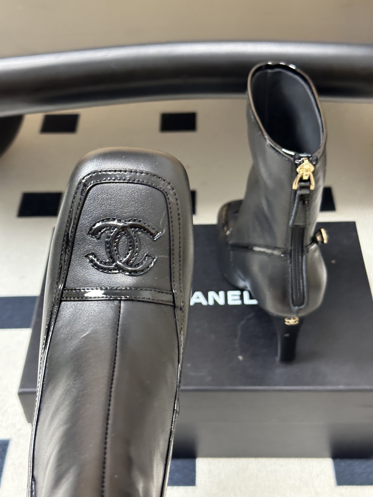 Chanel 香奈儿2026春夏新款 小香 26B走秀款经典双C电绣细高跟短靴方平头拼色后拉链平底/高跟及踝靴短靴 自带