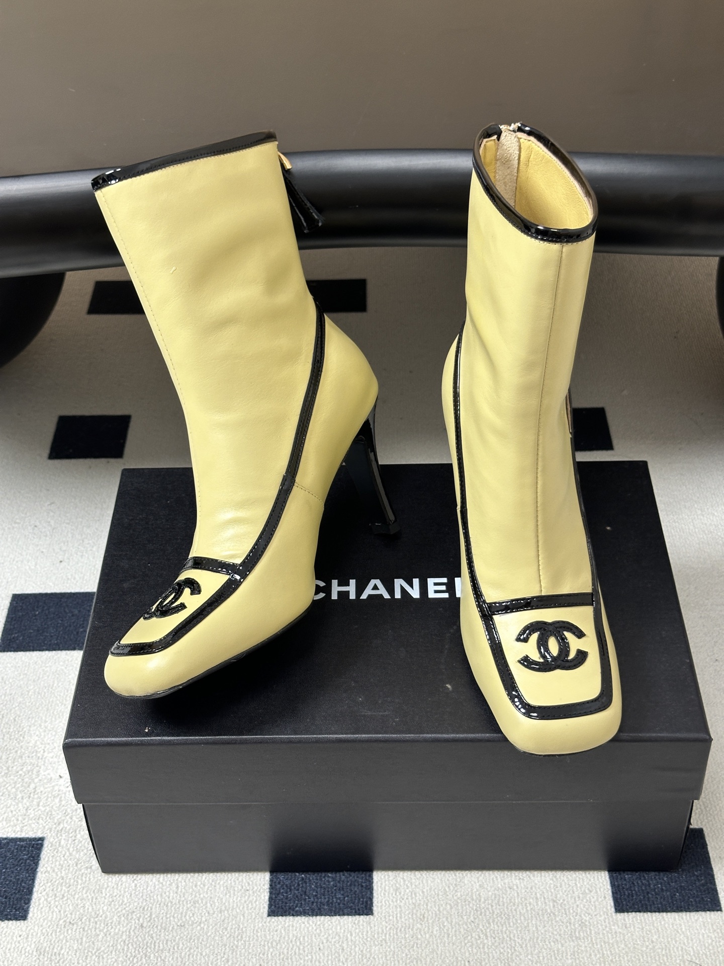 Chanel 香奈儿2026春夏新款 小香 26B走秀款经典双C电绣细高跟短靴方平头拼色后拉链平底/高跟及踝靴短靴 自带 Chanel 香奈儿2026春夏新款 小香 26B走秀款经典双C电绣细高跟短靴方平头拼色后拉链平底/高跟及踝靴短靴 自带