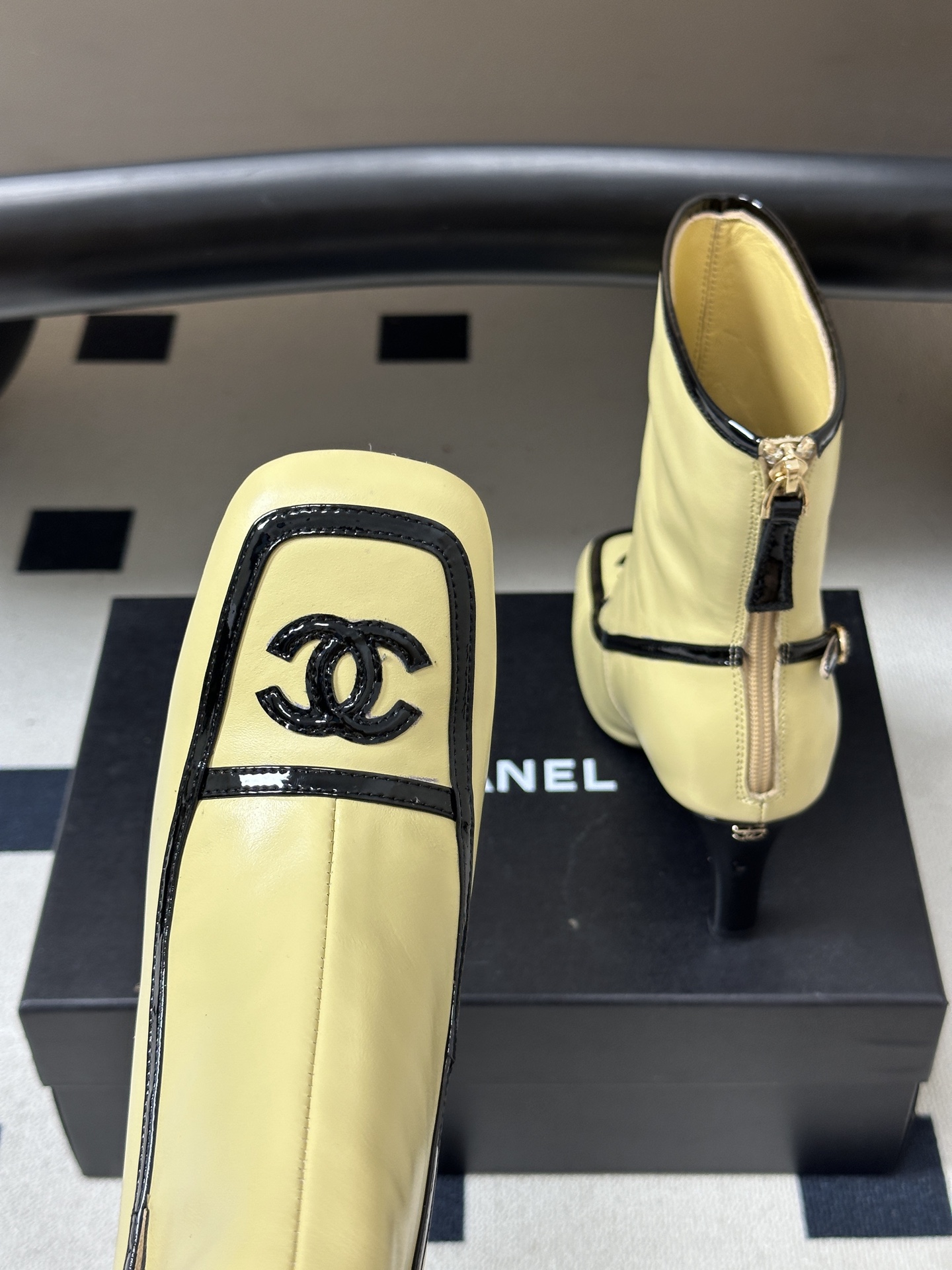 Chanel 香奈儿2026春夏新款 小香 26B走秀款经典双C电绣细高跟短靴方平头拼色后拉链平底/高跟及踝靴短靴 自带 Chanel 香奈儿2026春夏新款 小香 26B走秀款经典双C电绣细高跟短靴方平头拼色后拉链平底/高跟及踝靴短靴 自带