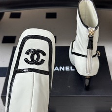 Chanel 香奈儿2026春夏新款 小香 26B走秀款经典双C电绣细高跟短靴方平头拼色后拉链平底/高跟及踝靴短靴 自带 Chanel 香奈儿2026春夏新款 小香 26B走秀款经典双C电绣细高跟短靴方平头拼色后拉链平底/高跟及踝靴短靴 自带