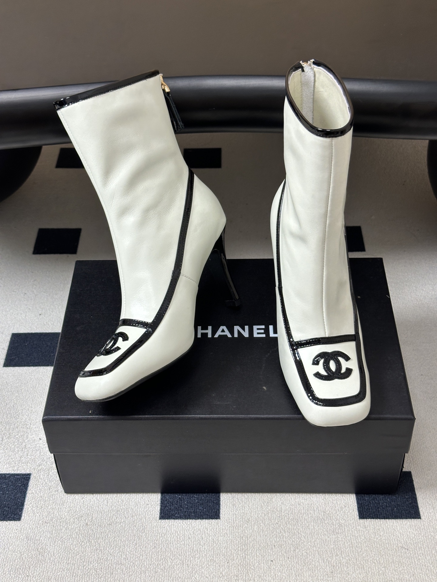 Chanel 香奈儿2026春夏新款 小香 26B走秀款经典双C电绣细高跟短靴方平头拼色后拉链平底/高跟及踝靴短靴 自带 Chanel 香奈儿2026春夏新款 小香 26B走秀款经典双C电绣细高跟短靴方平头拼色后拉链平底/高跟及踝靴短靴 自带