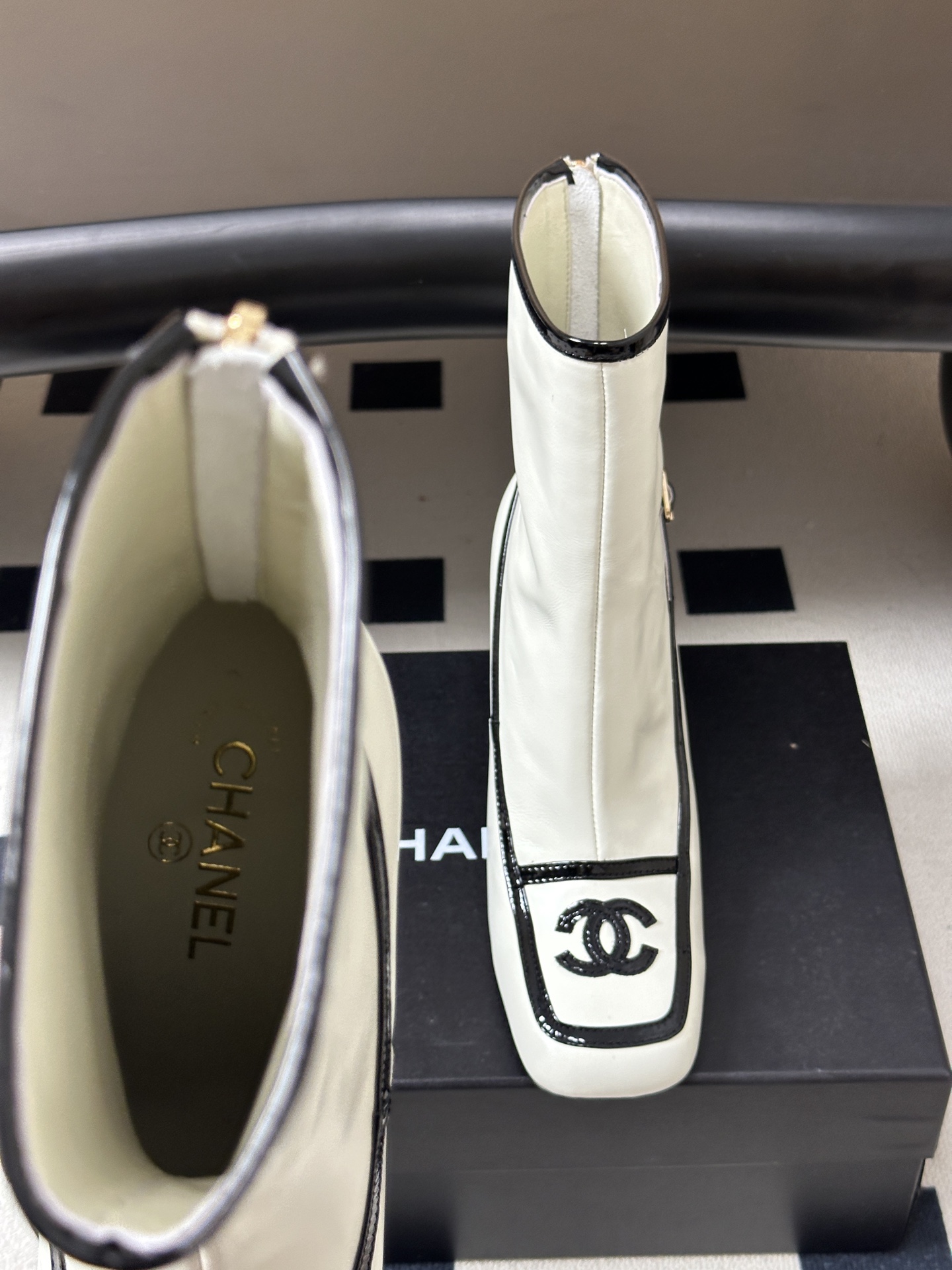 Chanel 香奈儿2026春夏新款 小香 26B走秀款经典双C电绣细高跟短靴方平头拼色后拉链平底/高跟及踝靴短靴 自带 Chanel 香奈儿2026春夏新款 小香 26B走秀款经典双C电绣细高跟短靴方平头拼色后拉链平底/高跟及踝靴短靴 自带