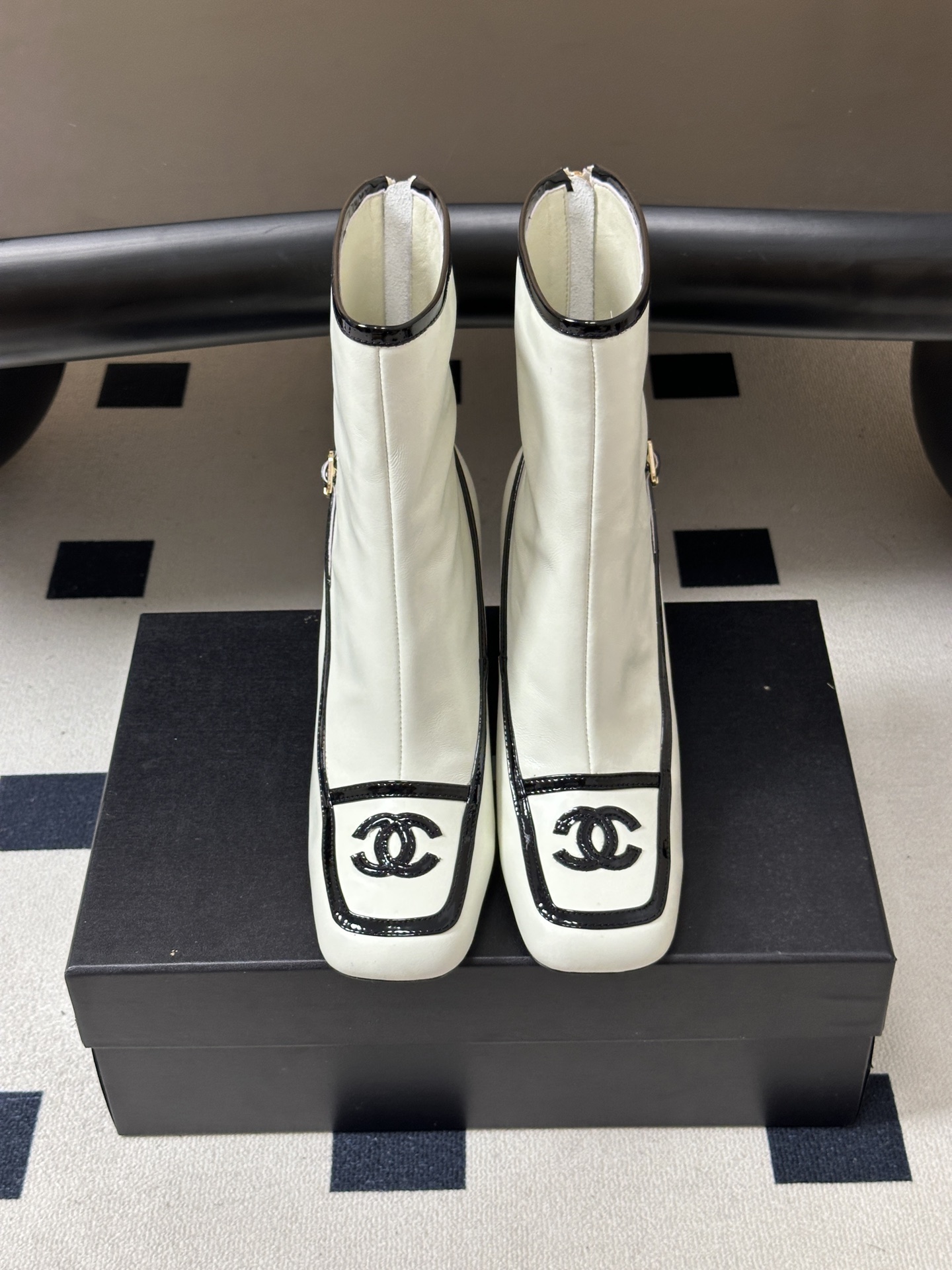 Chanel 香奈儿2026春夏新款 小香 26B走秀款经典双C电绣细高跟短靴方平头拼色后拉链平底/高跟及踝靴短靴 自带 Chanel 香奈儿2026春夏新款 小香 26B走秀款经典双C电绣细高跟短靴方平头拼色后拉链平底/高跟及踝靴短靴 自带