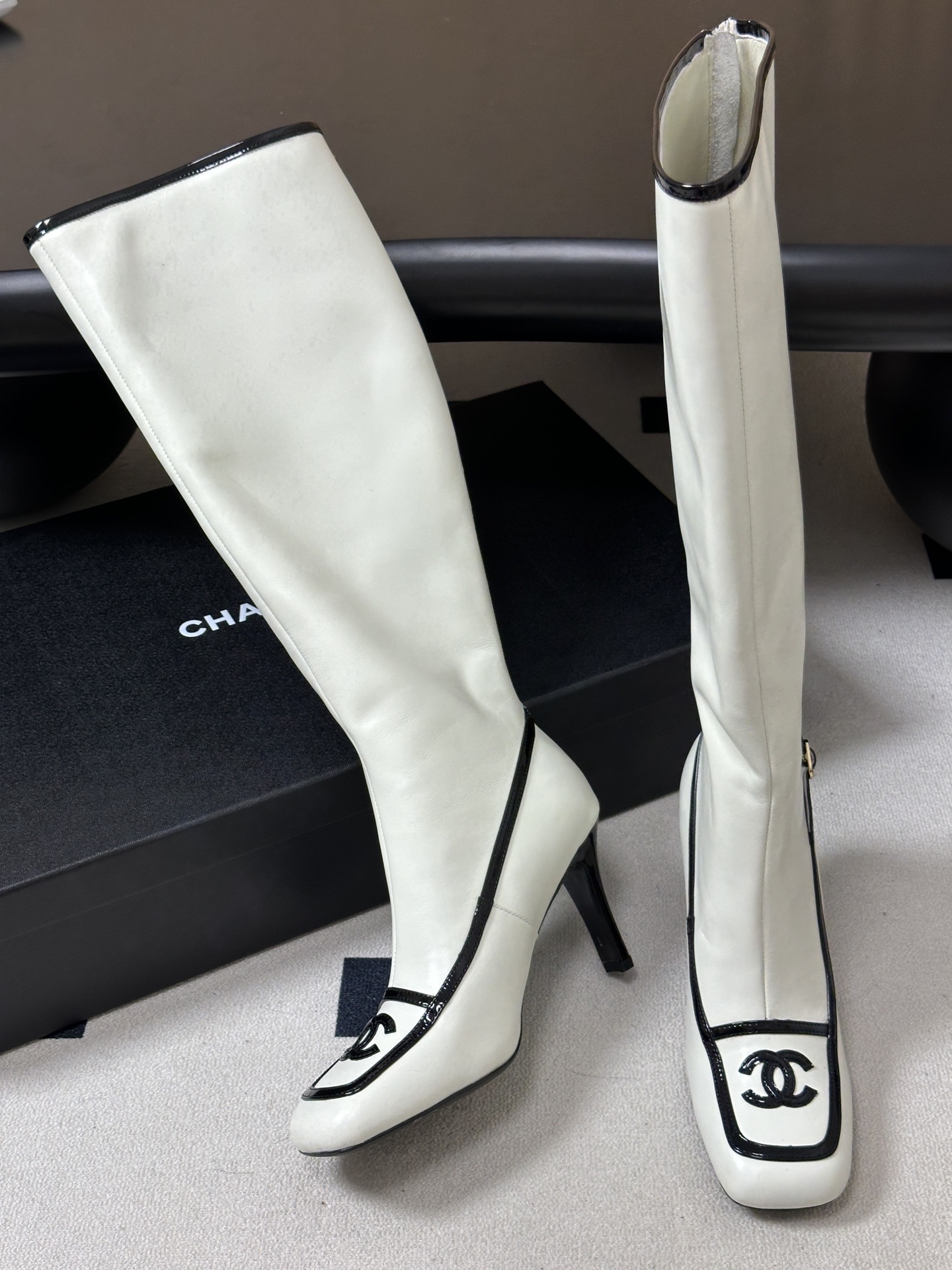 Chanel 香奈儿2026春夏新款 小香 26B走秀款经典双C电绣细高跟长靴方平头拼色后拉链平底/高跟弹力长靴 自带清