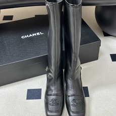 Chanel 香奈儿2026春夏新款 小香 26B走秀款经典双C电绣细高跟长靴方平头拼色后拉链平底/高跟弹力长靴 自带清 Chanel 香奈儿2026春夏新款 小香 26B走秀款经典双C电绣细高跟长靴方平头拼色后拉链平底/高跟弹力长靴 自带清
