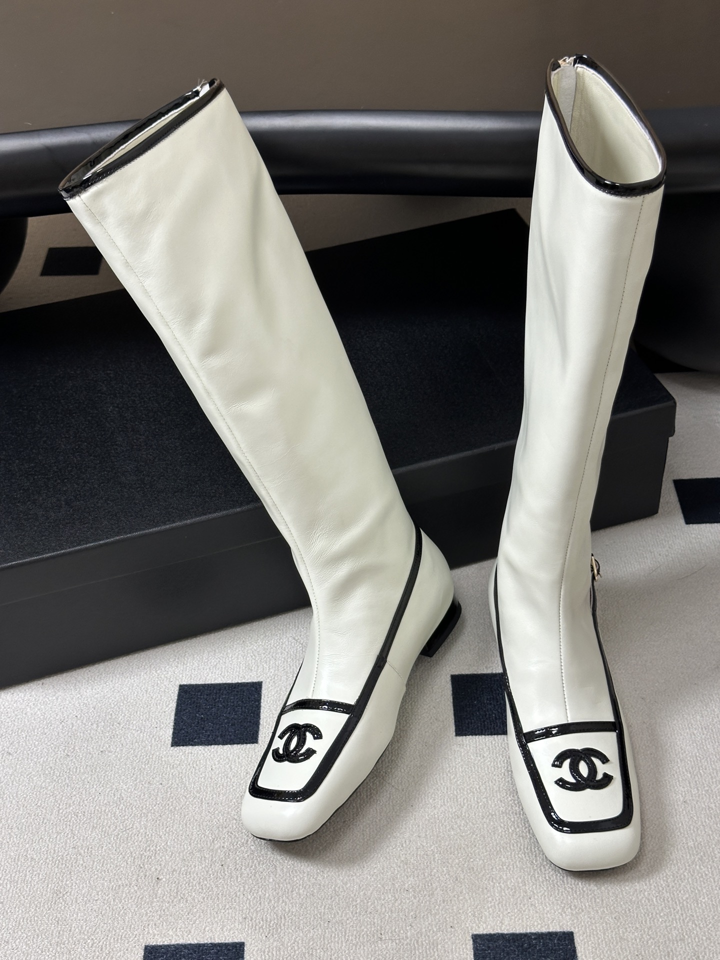 Chanel 香奈儿2026春夏新款 小香 26B走秀款经典双C电绣细高跟长靴方平头拼色后拉链平底/高跟弹力长靴 自带清