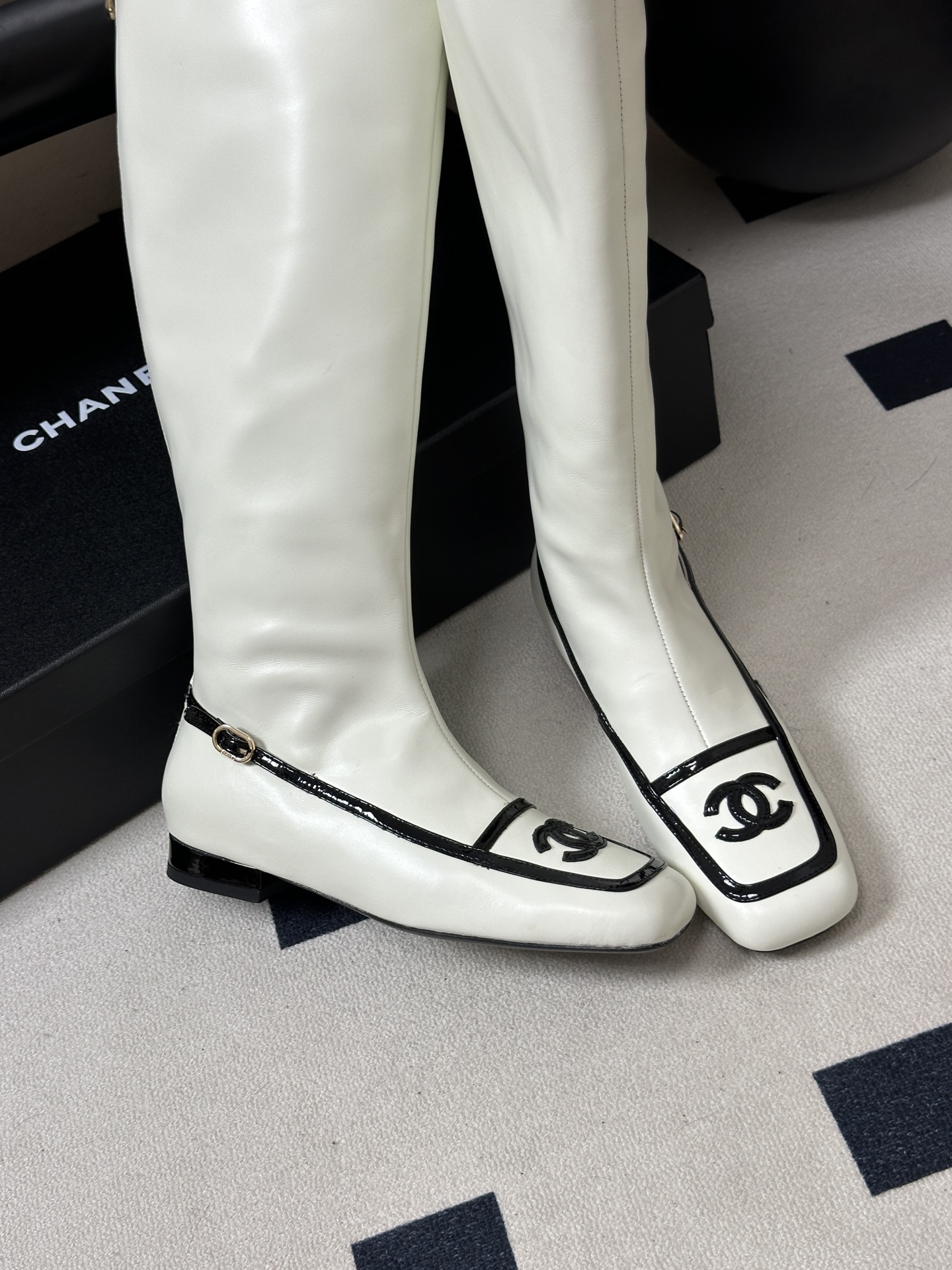 Chanel 香奈儿2026春夏新款 小香 26B走秀款经典双C电绣细高跟长靴方平头拼色后拉链平底/高跟弹力长靴 自带清
