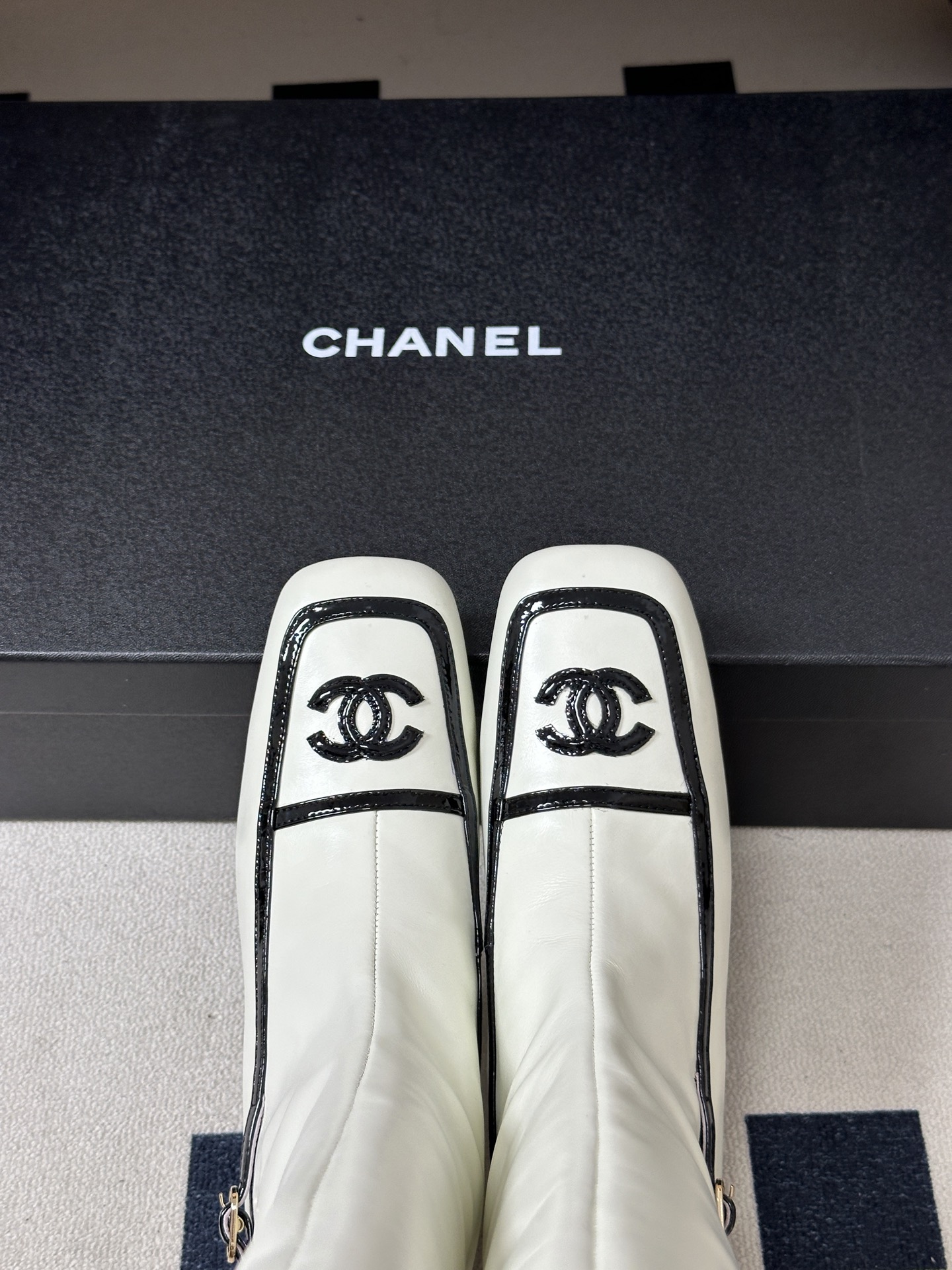 Chanel 香奈儿2026春夏新款 小香 26B走秀款经典双C电绣细高跟长靴方平头拼色后拉链平底/高跟弹力长靴 自带清
