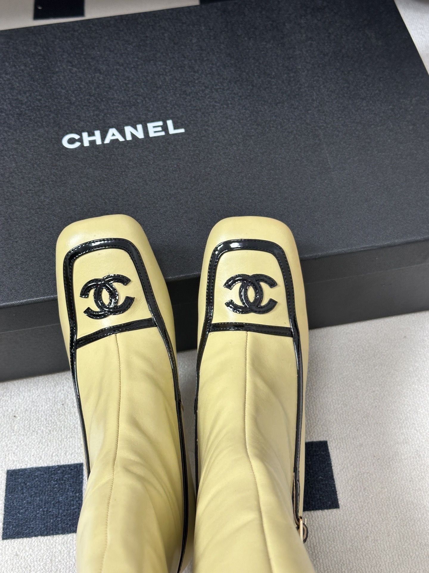 Chanel 香奈儿2026春夏新款 小香 26B走秀款经典双C电绣细高跟长靴方平头拼色后拉链平底/高跟弹力长靴 自带清