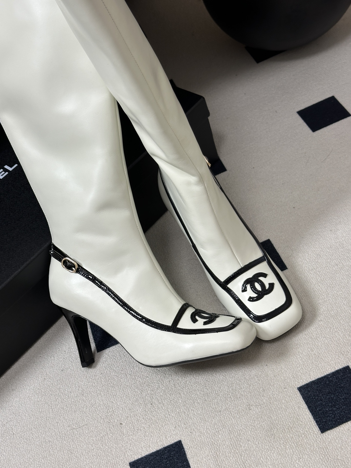 Chanel 香奈儿2026春夏新款 小香 26B走秀款经典双C电绣细高跟长靴方平头拼色后拉链平底/高跟弹力长靴 自带清