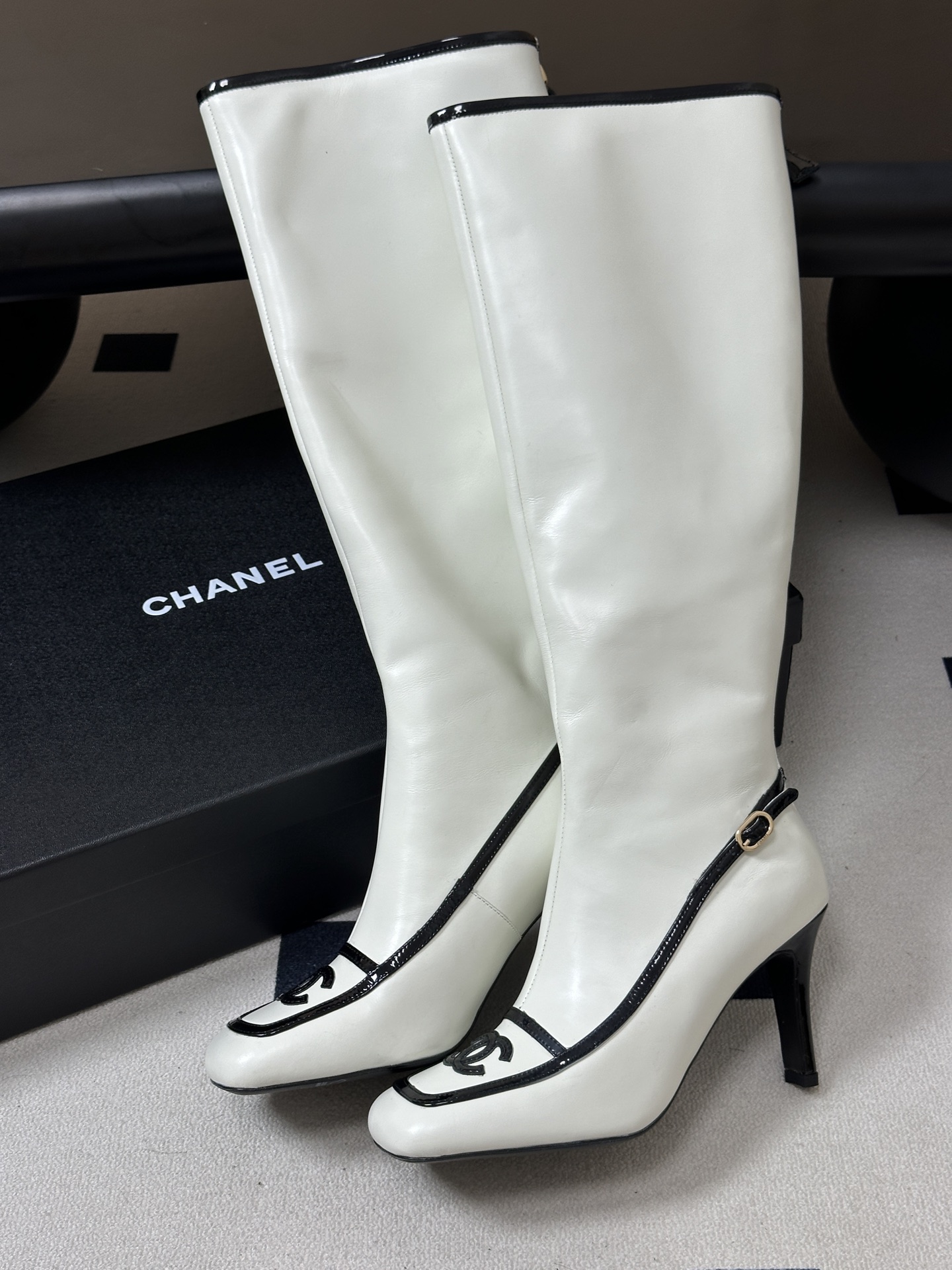 Chanel 香奈儿2026春夏新款 小香 26B走秀款经典双C电绣细高跟长靴方平头拼色后拉链平底/高跟弹力长靴 自带清