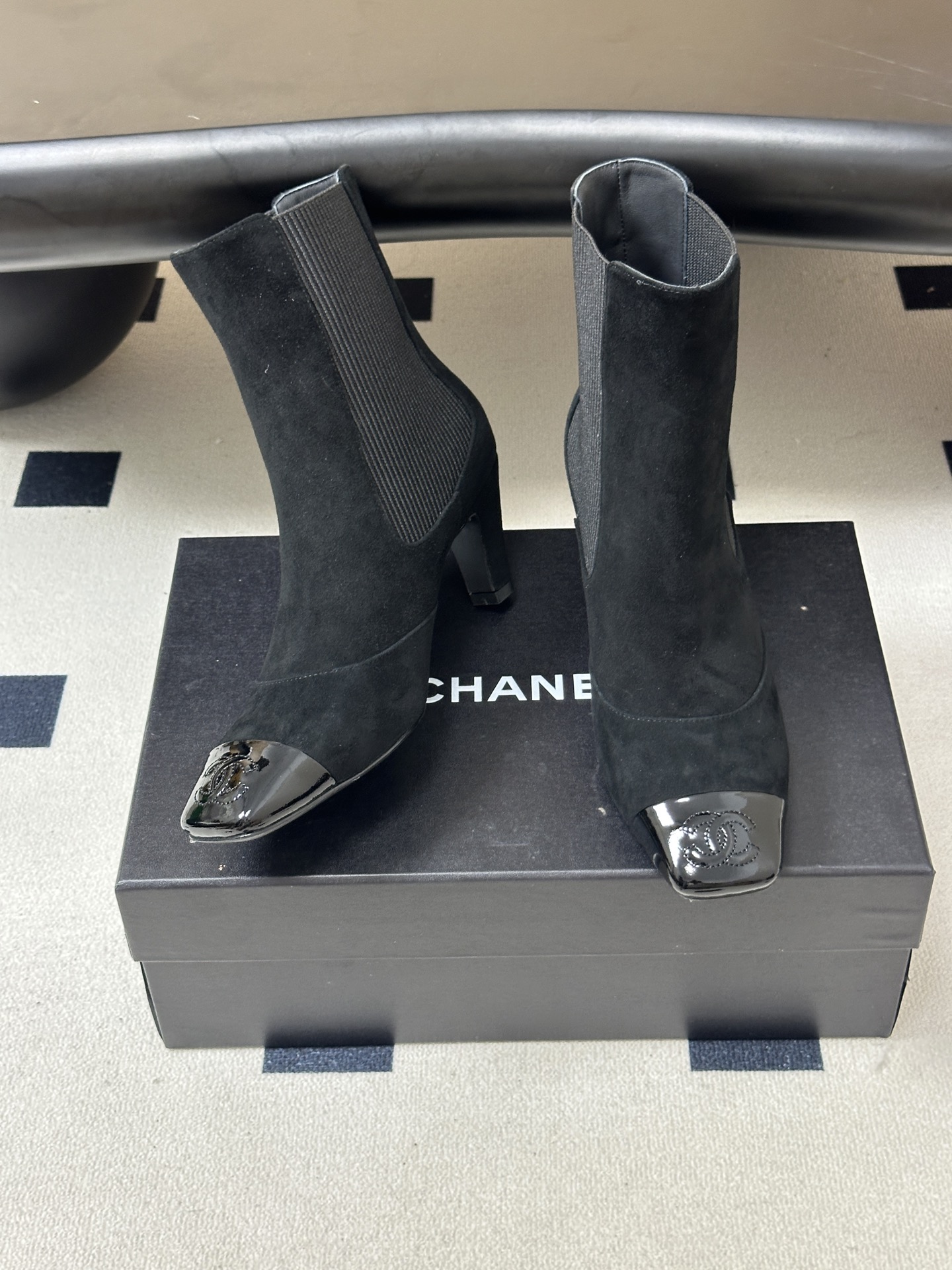 Chanel 香奈儿2026春夏新款 小香 26B走秀款经典双C电绣细高跟短靴方平头拼色弹力松紧切尔西短靴 采用了经典且 Chanel 香奈儿2026春夏新款 小香 26B走秀款经典双C电绣细高跟短靴方平头拼色弹力松紧切尔西短靴 采用了经典且