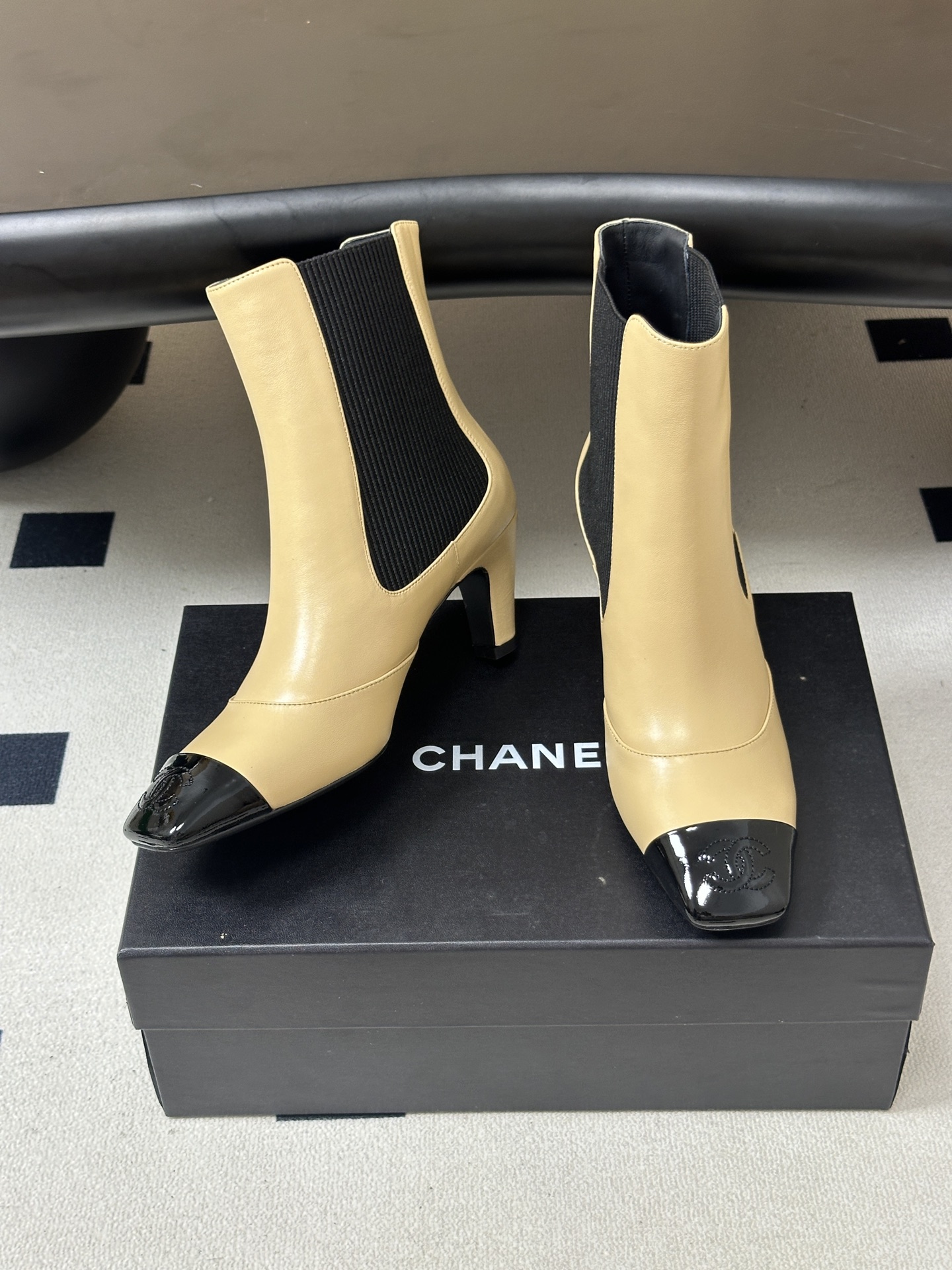 Chanel 香奈儿2026春夏新款 小香 26B走秀款经典双C电绣细高跟短靴方平头拼色弹力松紧切尔西短靴 采用了经典且