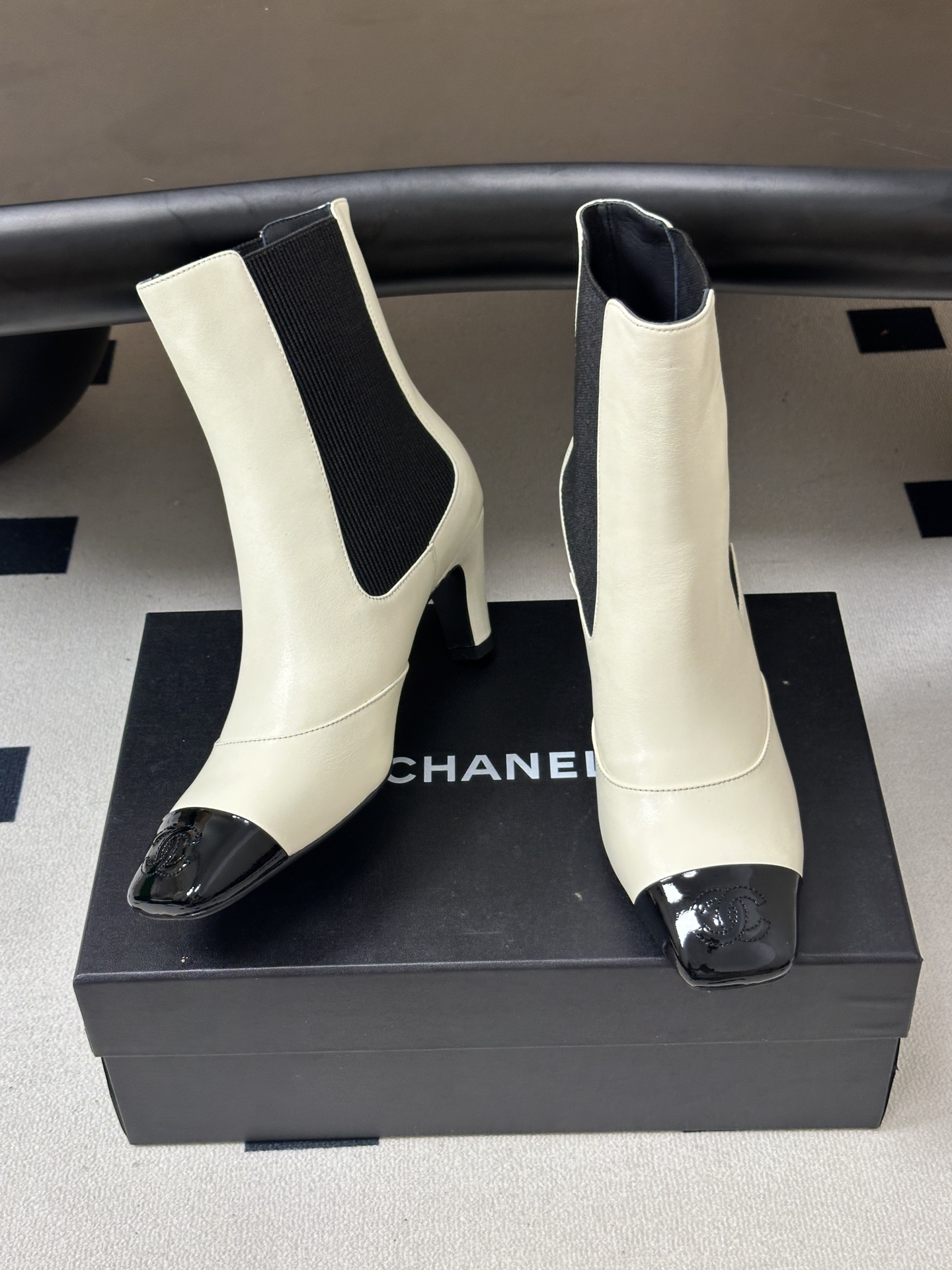 Chanel 香奈儿2026春夏新款 小香 26B走秀款经典双C电绣细高跟短靴方平头拼色弹力松紧切尔西短靴 采用了经典且