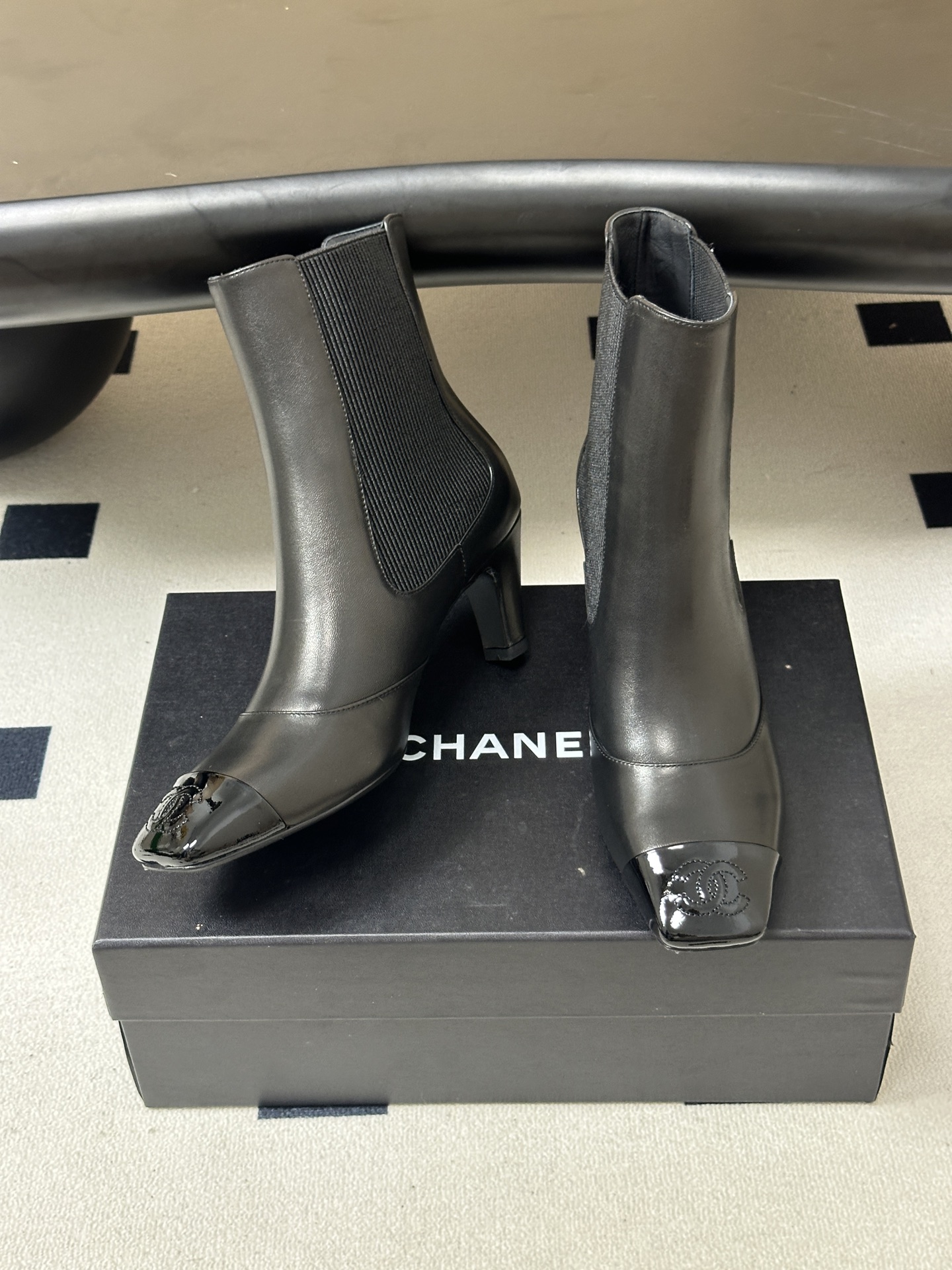 Chanel 香奈儿2026春夏新款 小香 26B走秀款经典双C电绣细高跟短靴方平头拼色弹力松紧切尔西短靴 采用了经典且