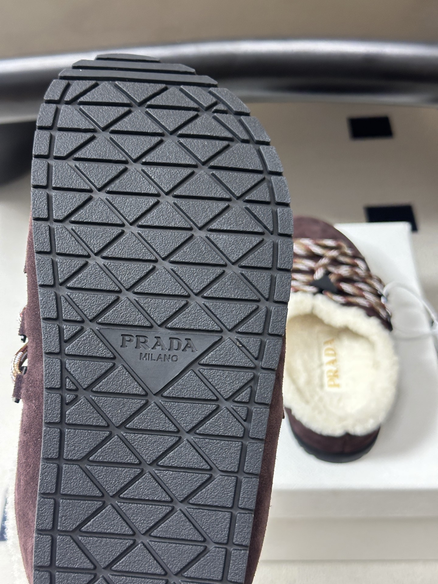 26ss 秋冬新款Prada普拉达 复古绑带一脚蹬厚底勃肯鞋 包头半拖羊毛穆勒鞋 休闲雪地靴拖鞋 真正的穿搭高手，永远懂