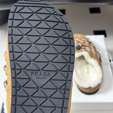26ss 秋冬新款Prada普拉达 复古绑带一脚蹬厚底勃肯鞋 包头半拖羊毛穆勒鞋 休闲雪地靴拖鞋 真正的穿搭高手,永远懂 26ss 秋冬新款Prada普拉达 复古绑带一脚蹬厚底勃肯鞋 包头半拖羊毛穆勒鞋 休闲雪地靴拖鞋 真正的穿搭高手,永远懂