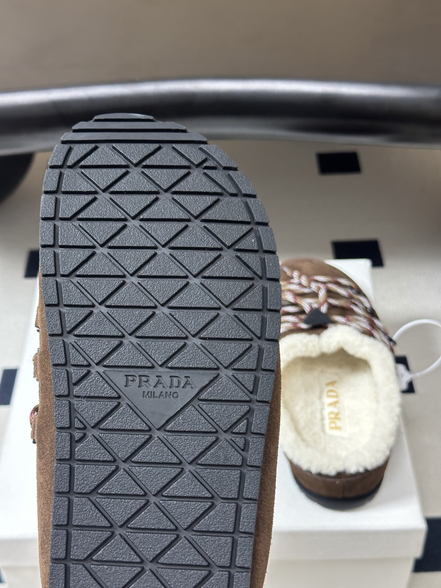 26ss 秋冬新款Prada普拉达 复古绑带一脚蹬厚底勃肯鞋 包头半拖羊毛穆勒鞋 休闲雪地靴拖鞋 真正的穿搭高手，永远懂
