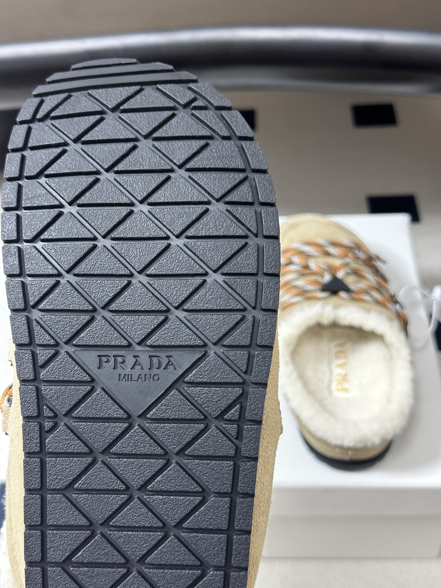 26ss 秋冬新款Prada普拉达 复古绑带一脚蹬厚底勃肯鞋 包头半拖羊毛穆勒鞋 休闲雪地靴拖鞋 真正的穿搭高手，永远懂