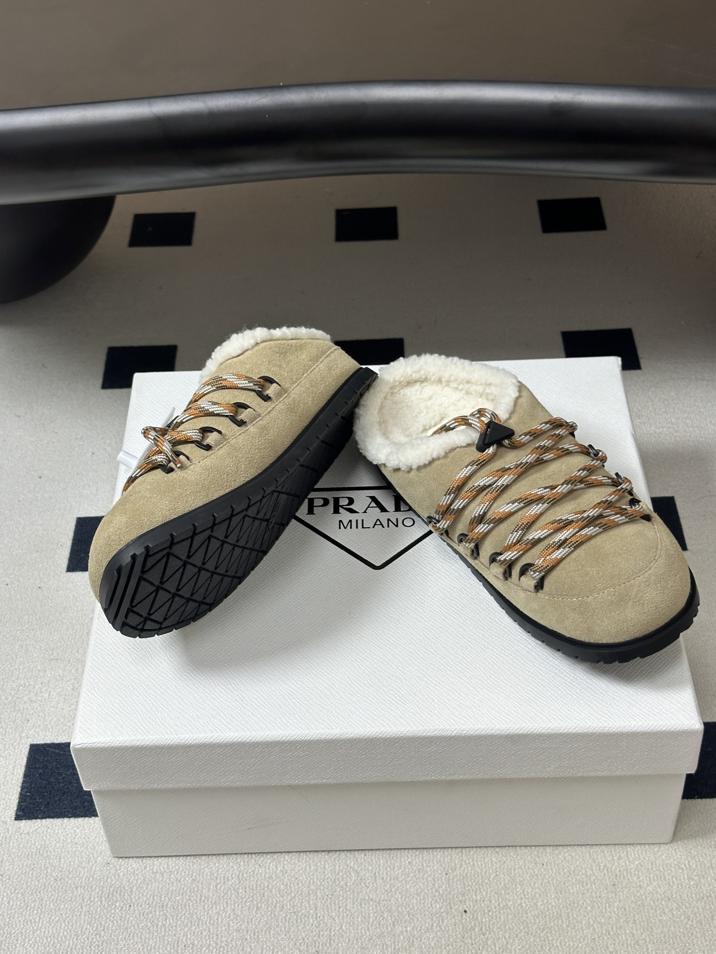 26ss 秋冬新款Prada普拉达 复古绑带一脚蹬厚底勃肯鞋 包头半拖羊毛穆勒鞋 休闲雪地靴拖鞋 真正的穿搭高手，永远懂