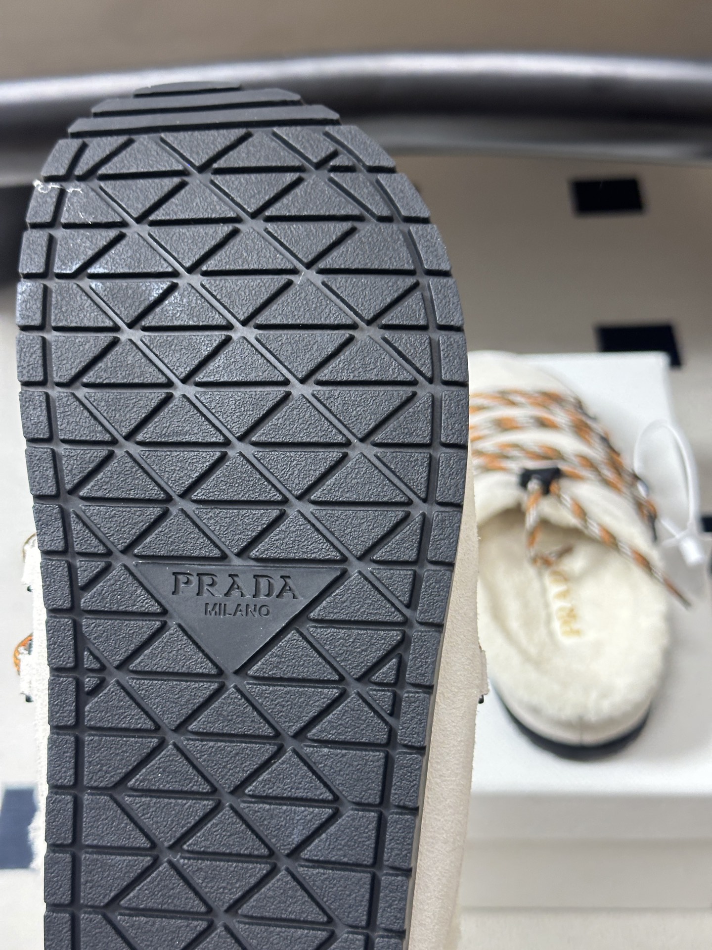 26ss 秋冬新款Prada普拉达 复古绑带一脚蹬厚底勃肯鞋 包头半拖羊毛穆勒鞋 休闲雪地靴拖鞋 真正的穿搭高手，永远懂