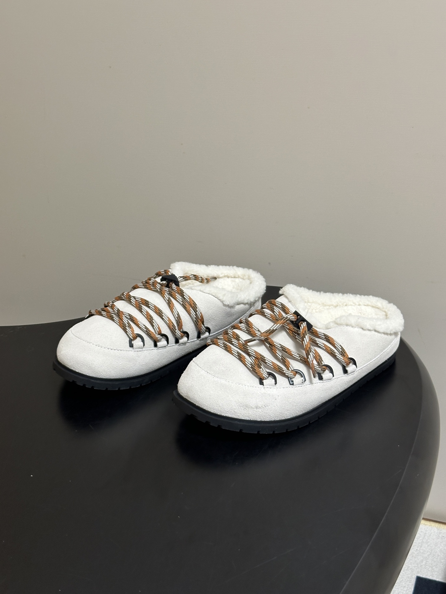 26ss 秋冬新款Prada普拉达 复古绑带一脚蹬厚底勃肯鞋 包头半拖羊毛穆勒鞋 休闲雪地靴拖鞋 真正的穿搭高手，永远懂