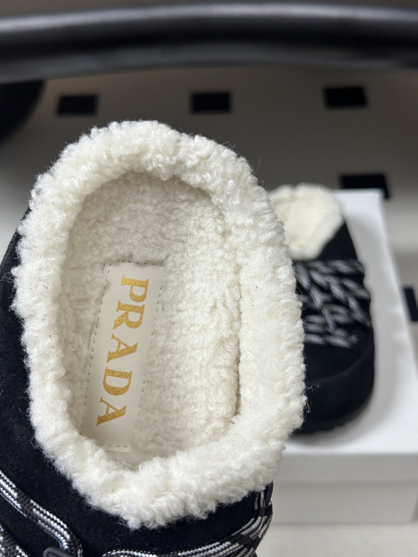 26ss 秋冬新款Prada普拉达 复古绑带一脚蹬厚底勃肯鞋 包头半拖羊毛穆勒鞋 休闲雪地靴拖鞋 真正的穿搭高手，永远懂