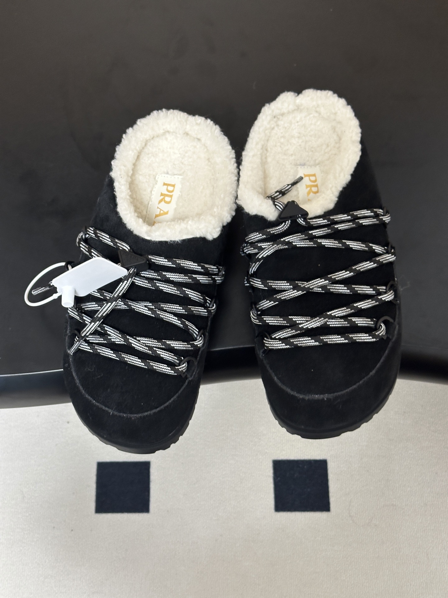 26ss 秋冬新款Prada普拉达 复古绑带一脚蹬厚底勃肯鞋 包头半拖羊毛穆勒鞋 休闲雪地靴拖鞋 真正的穿搭高手，永远懂