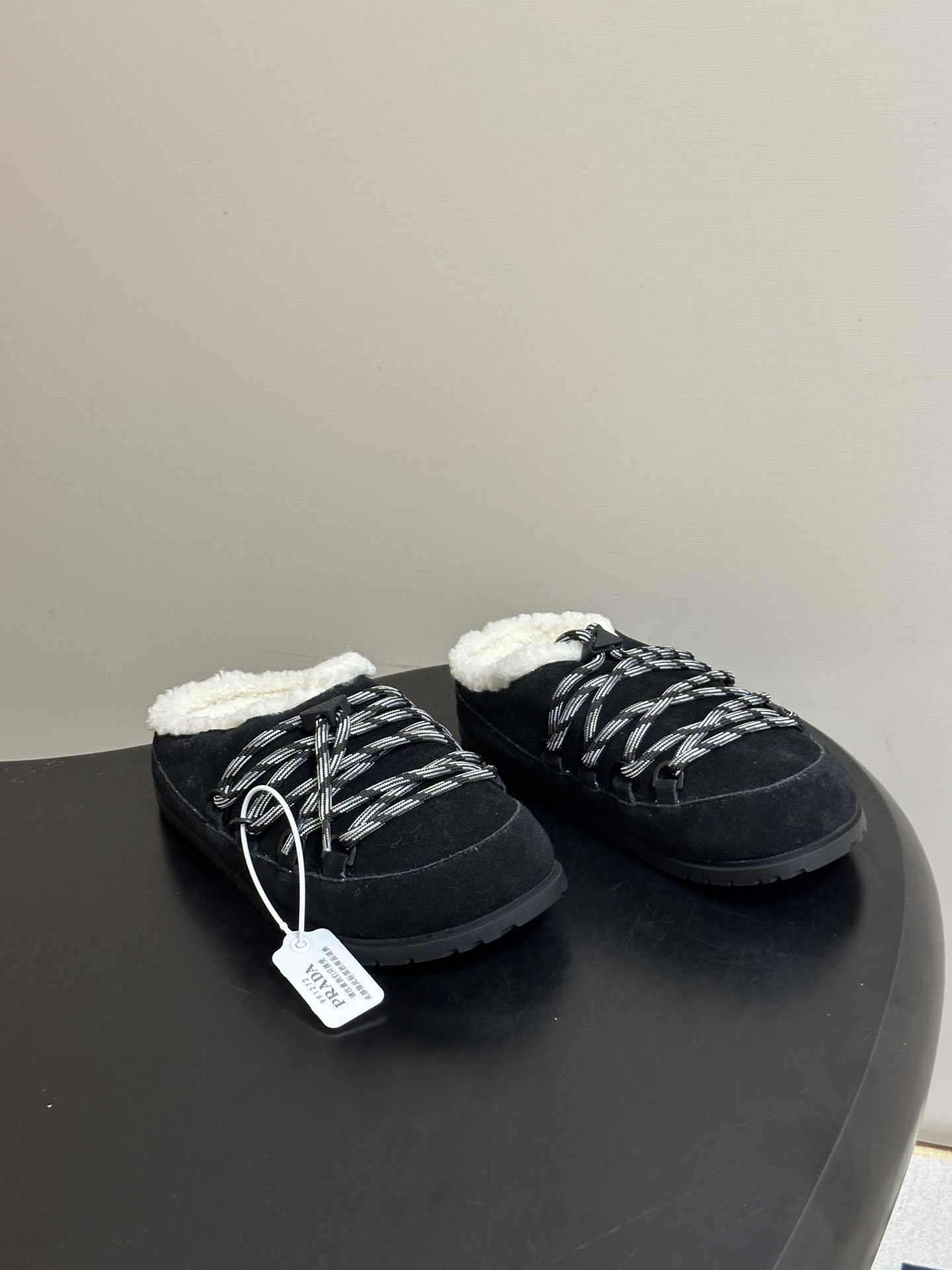 26ss 秋冬新款Prada普拉达 复古绑带一脚蹬厚底勃肯鞋 包头半拖羊毛穆勒鞋 休闲雪地靴拖鞋 真正的穿搭高手，永远懂
