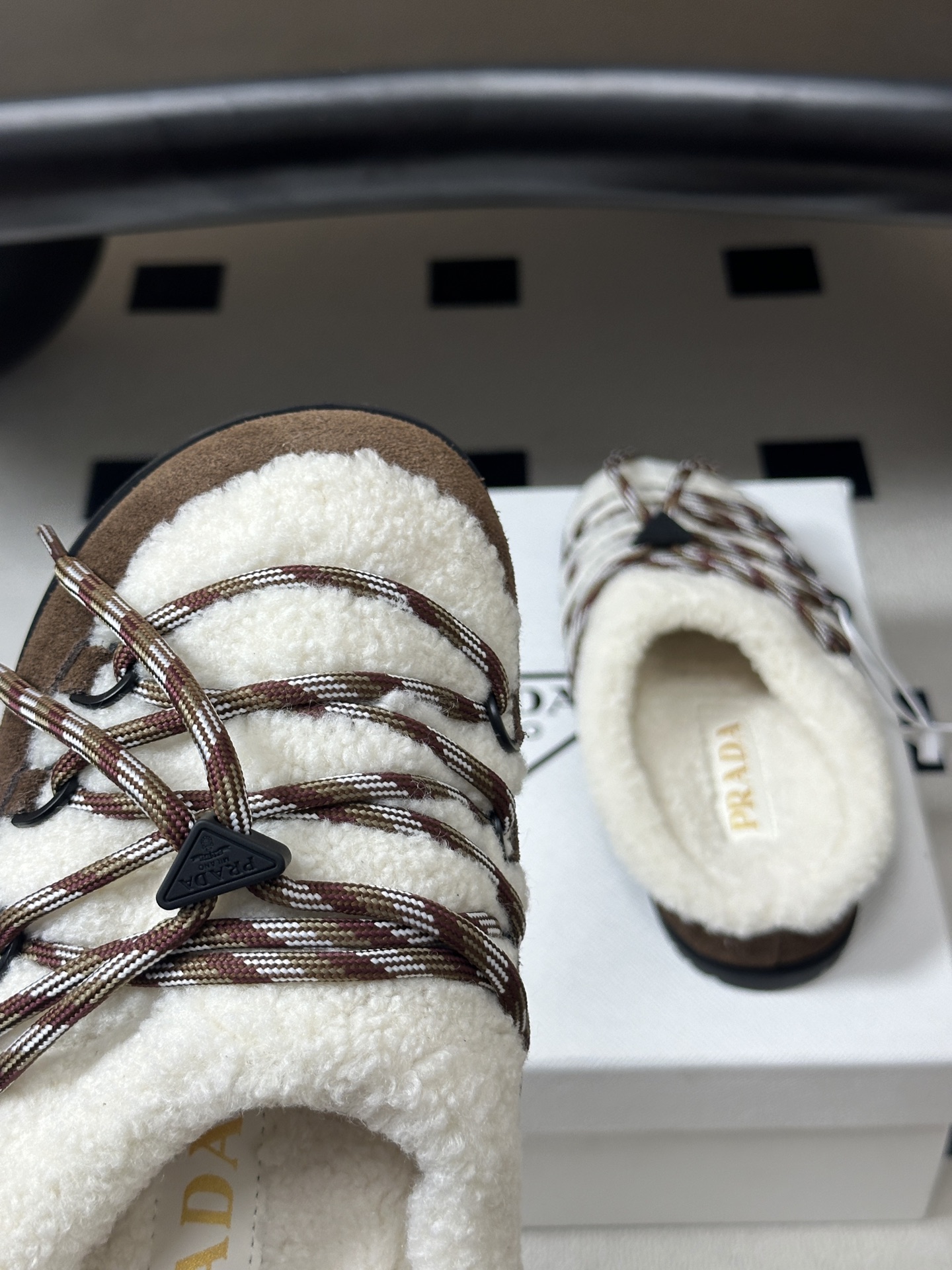 26ss 秋冬新款Prada普拉达 复古绑带一脚蹬厚底勃肯鞋 包头半拖羊毛穆勒鞋 休闲雪地靴拖鞋 真正的穿搭高手，永远懂