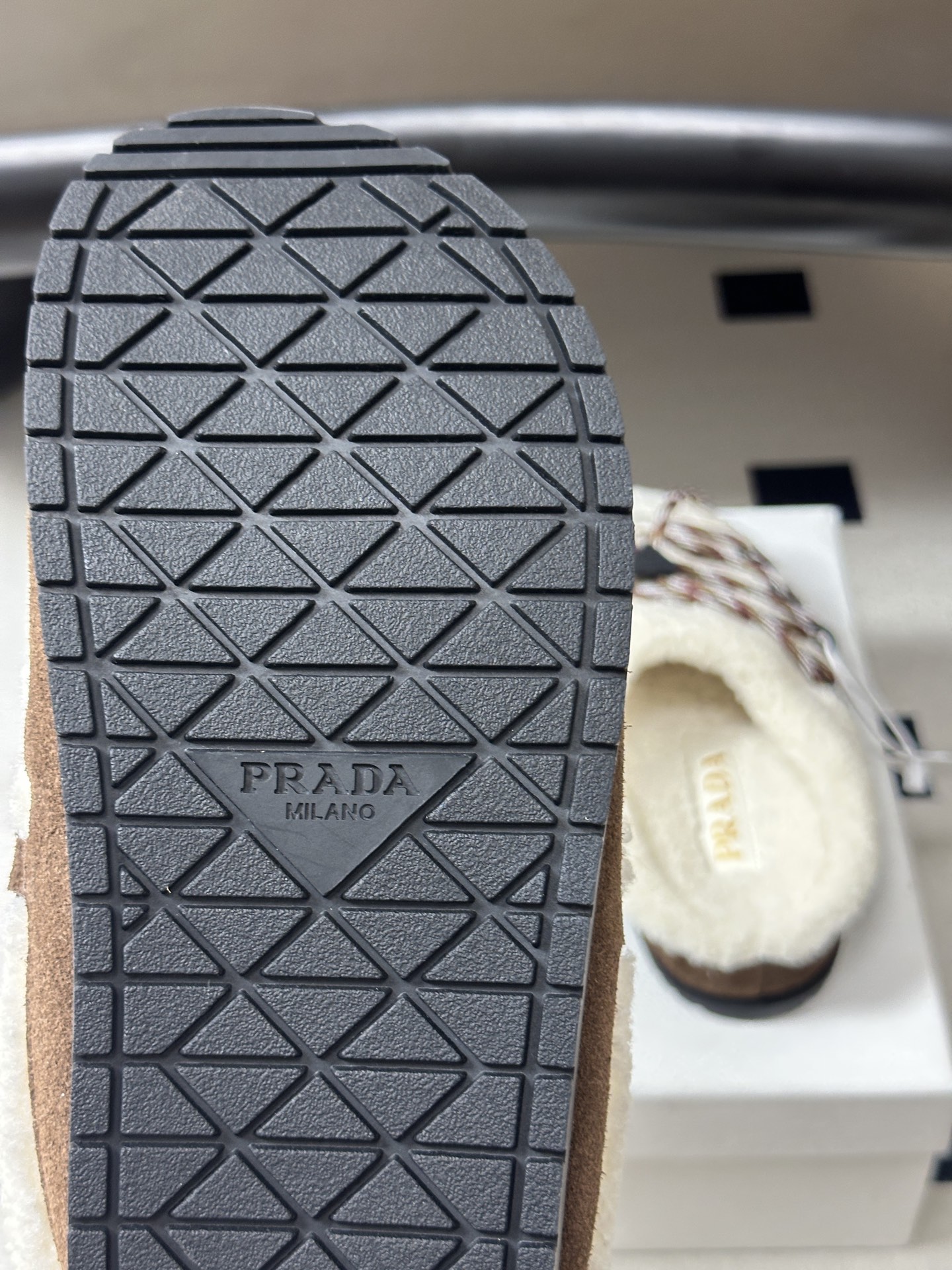 26ss 秋冬新款Prada普拉达 复古绑带一脚蹬厚底勃肯鞋 包头半拖羊毛穆勒鞋 休闲雪地靴拖鞋 真正的穿搭高手，永远懂