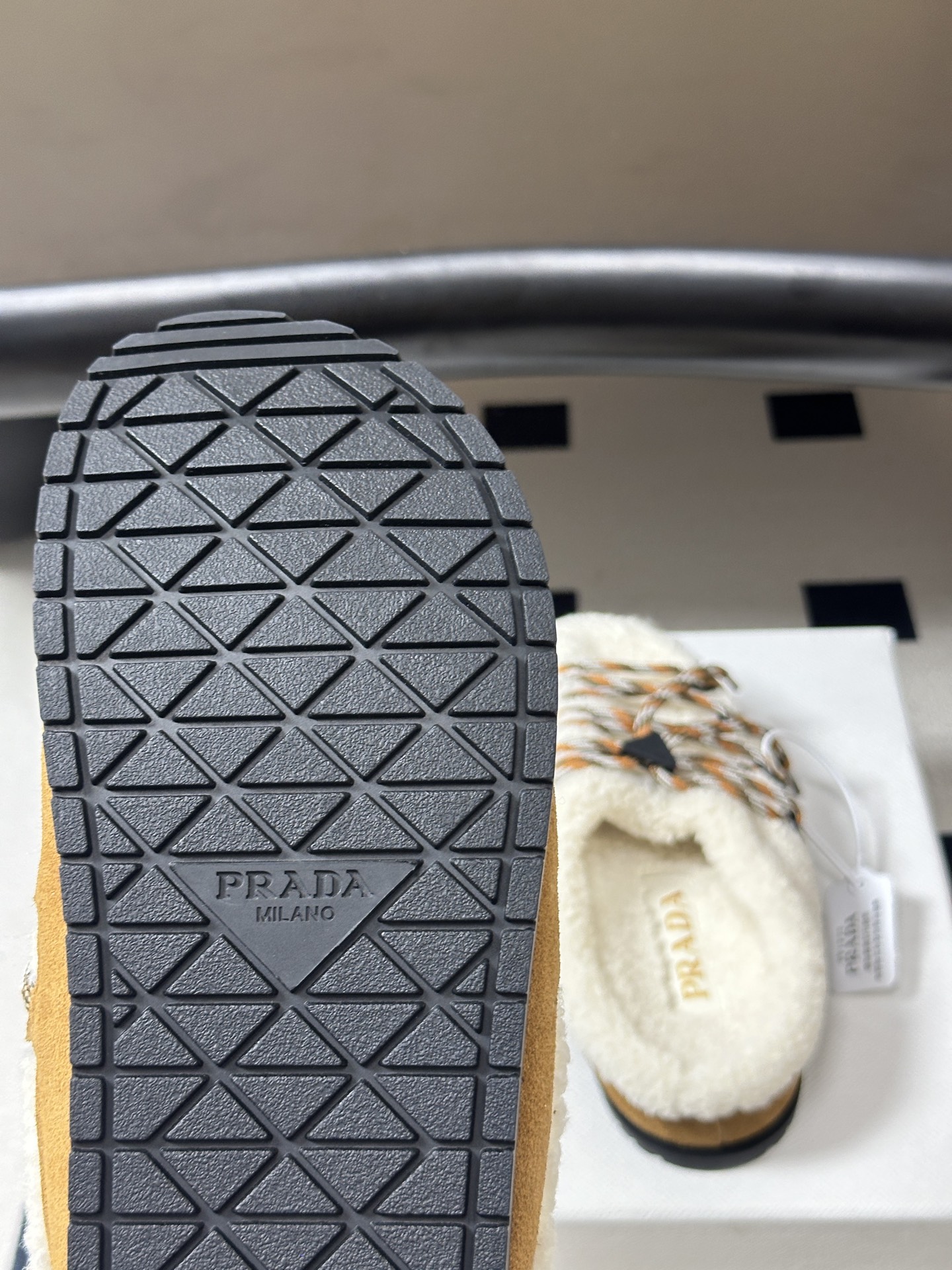 26ss 秋冬新款Prada普拉达 复古绑带一脚蹬厚底勃肯鞋 包头半拖羊毛穆勒鞋 休闲雪地靴拖鞋 真正的穿搭高手，永远懂