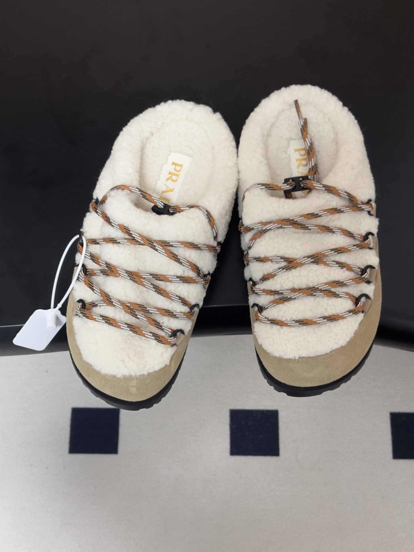 26ss 秋冬新款Prada普拉达 复古绑带一脚蹬厚底勃肯鞋 包头半拖羊毛穆勒鞋 休闲雪地靴拖鞋 真正的穿搭高手，永远懂