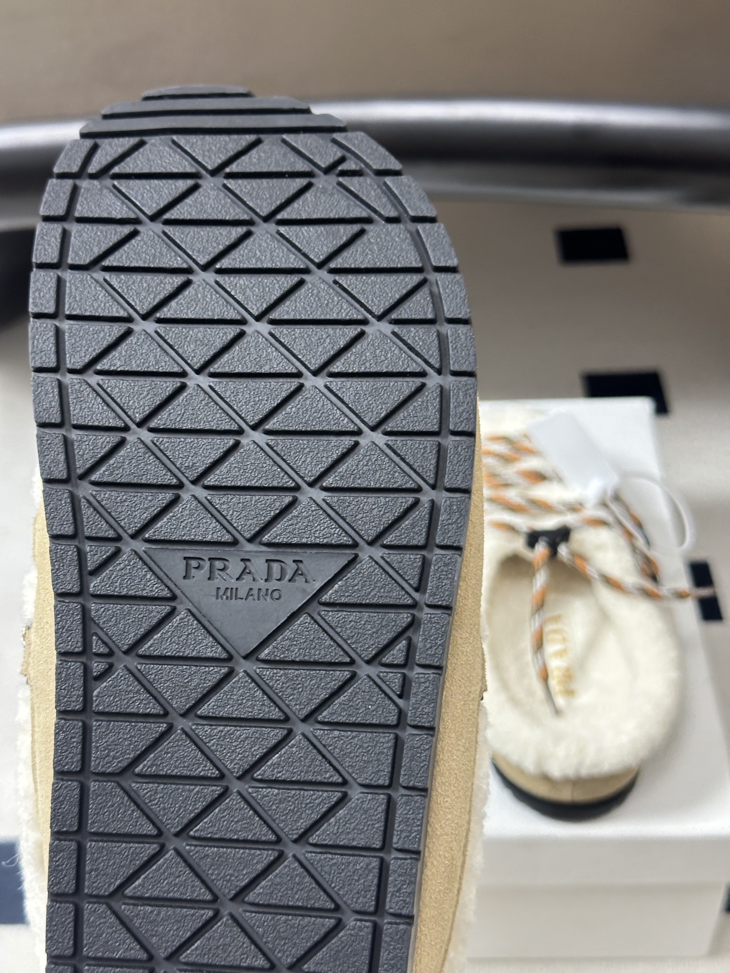 26ss 秋冬新款Prada普拉达 复古绑带一脚蹬厚底勃肯鞋 包头半拖羊毛穆勒鞋 休闲雪地靴拖鞋 真正的穿搭高手，永远懂