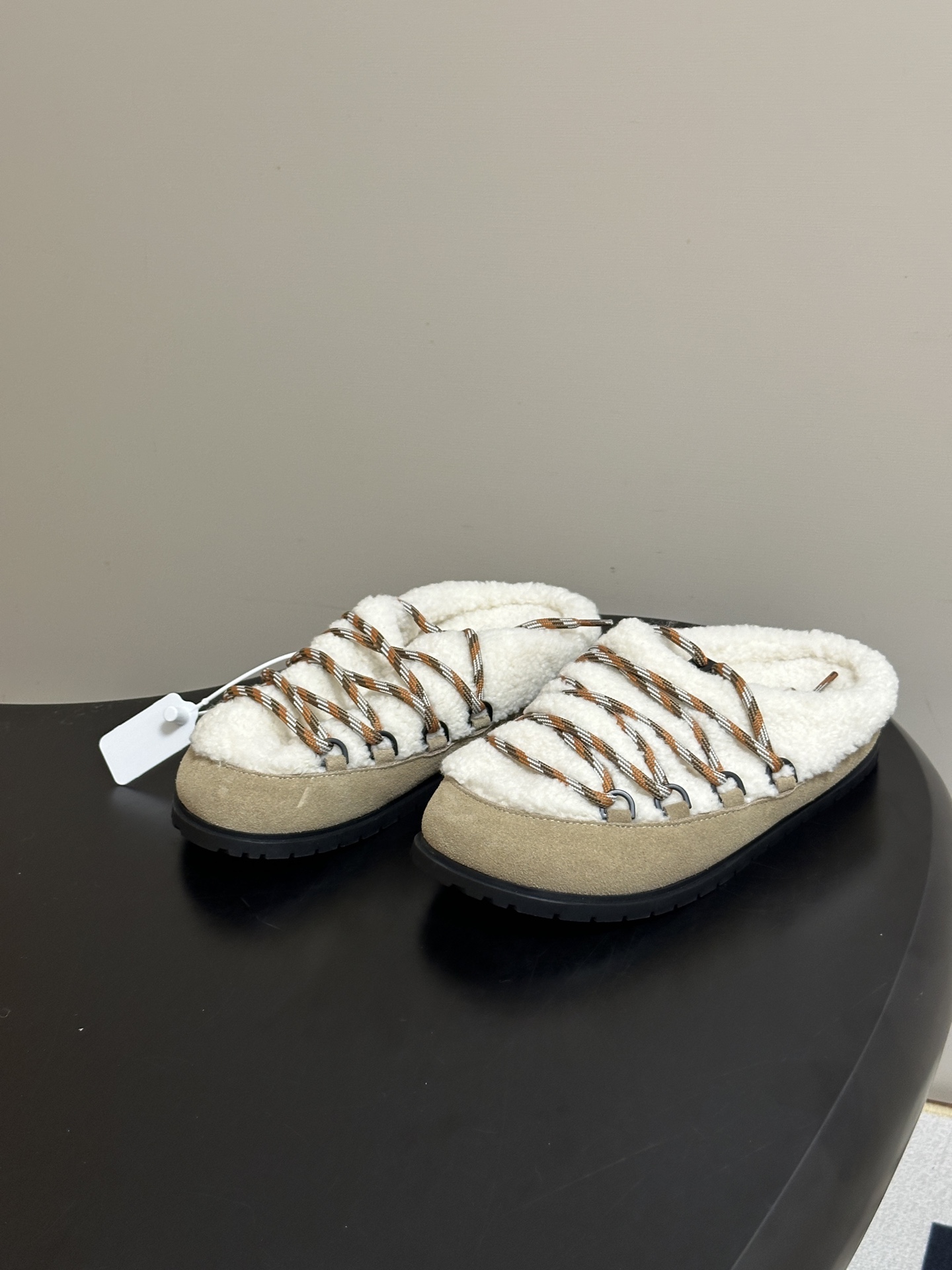 26ss 秋冬新款Prada普拉达 复古绑带一脚蹬厚底勃肯鞋 包头半拖羊毛穆勒鞋 休闲雪地靴拖鞋 真正的穿搭高手，永远懂