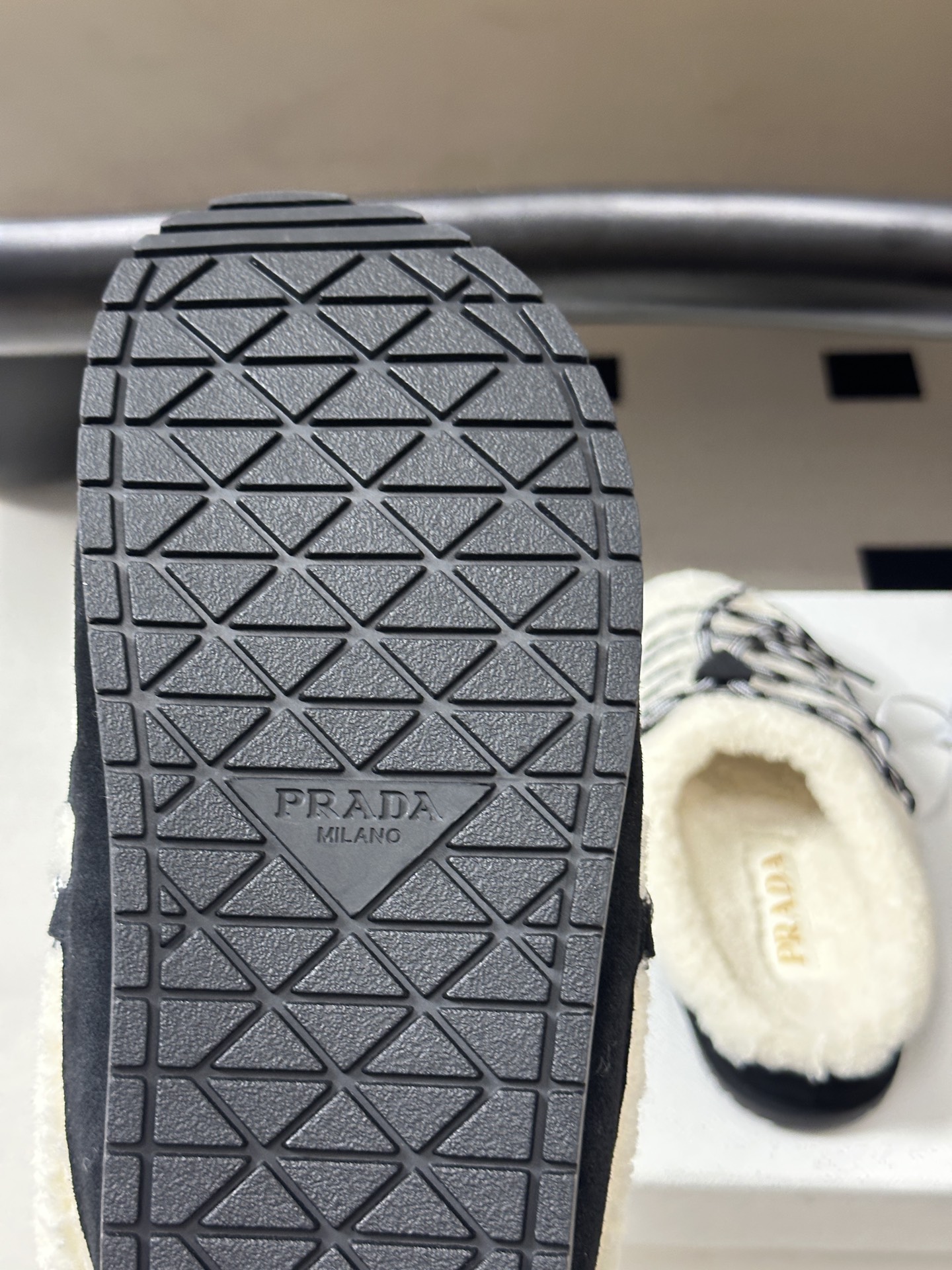 26ss 秋冬新款Prada普拉达 复古绑带一脚蹬厚底勃肯鞋 包头半拖羊毛穆勒鞋 休闲雪地靴拖鞋 真正的穿搭高手,永远懂 26ss 秋冬新款Prada普拉达 复古绑带一脚蹬厚底勃肯鞋 包头半拖羊毛穆勒鞋 休闲雪地靴拖鞋 真正的穿搭高手,永远懂