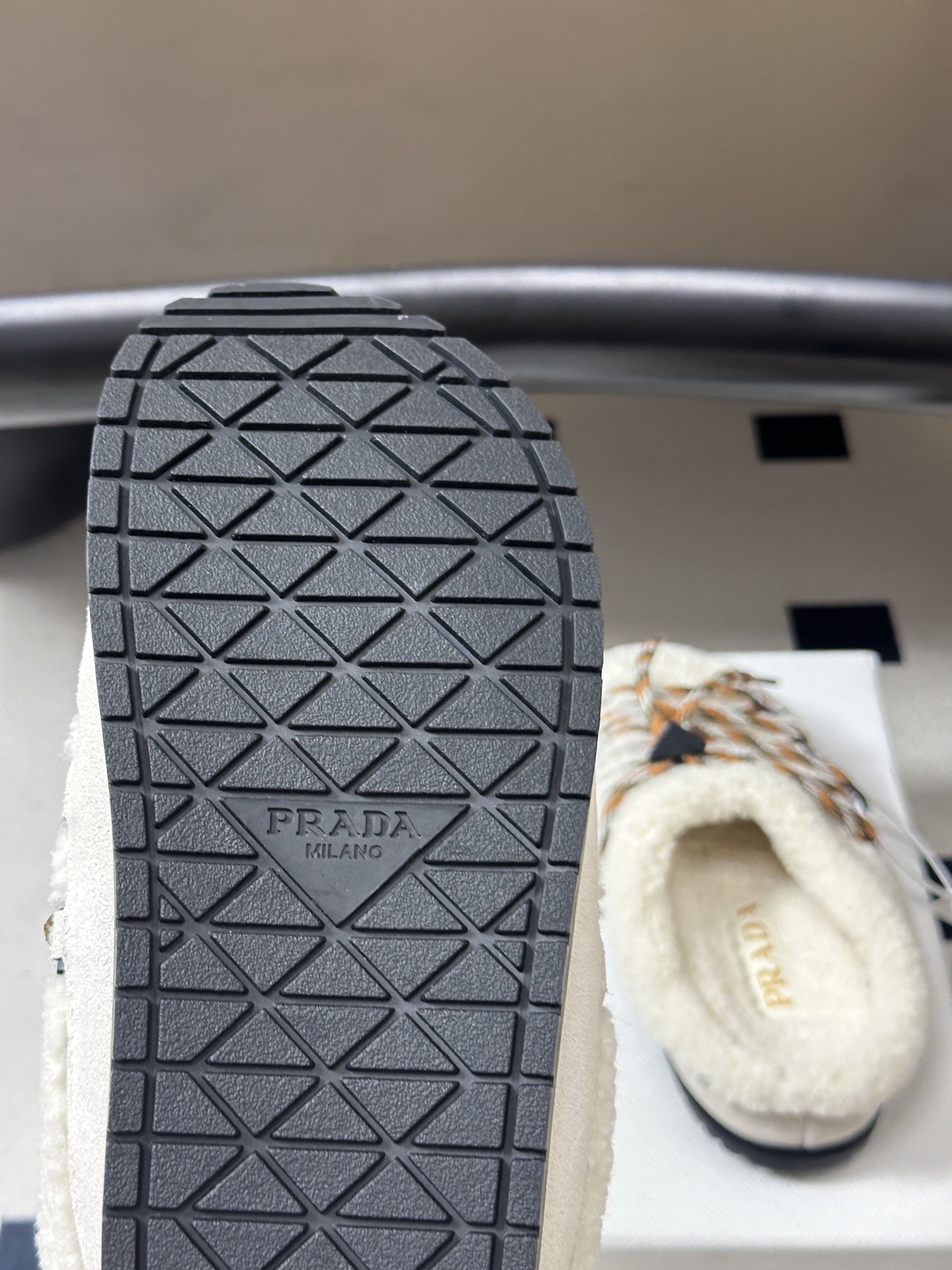 26ss 秋冬新款Prada普拉达 复古绑带一脚蹬厚底勃肯鞋 包头半拖羊毛穆勒鞋 休闲雪地靴拖鞋 真正的穿搭高手，永远懂